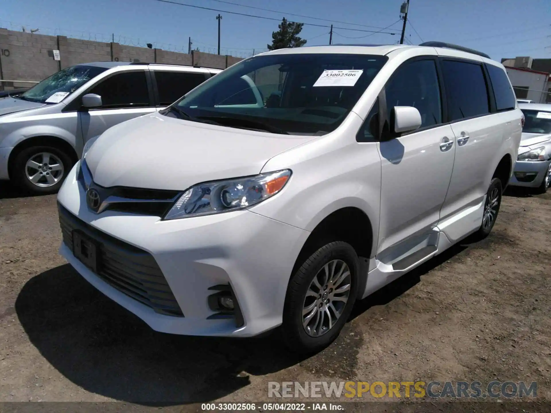 2 Photograph of a damaged car 5TDYZ3DC3KS009550 TOYOTA SIENNA 2019