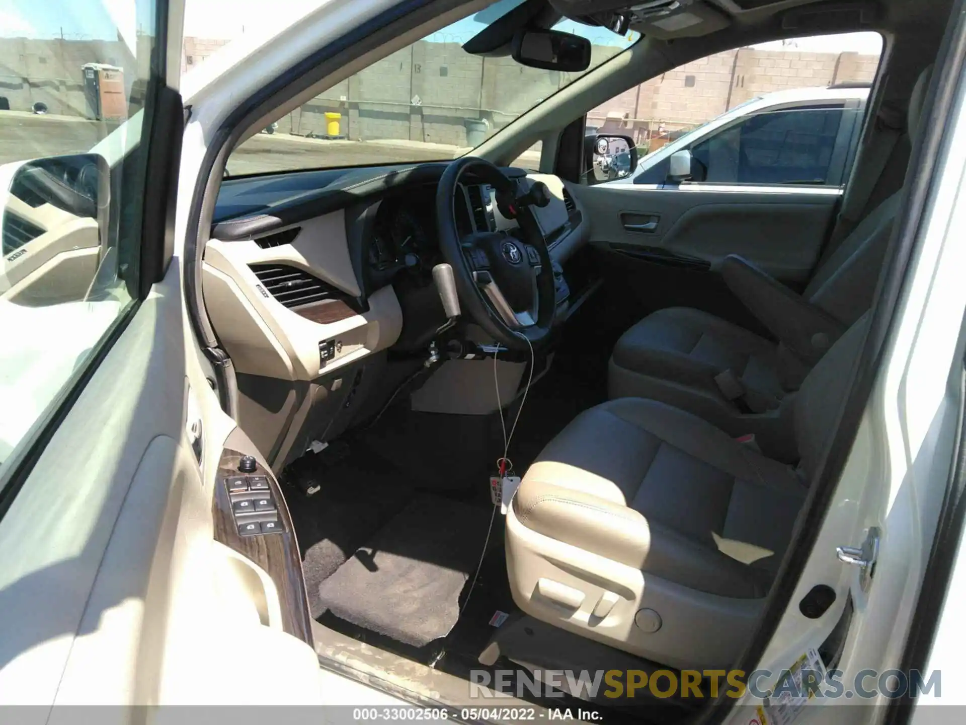 5 Photograph of a damaged car 5TDYZ3DC3KS009550 TOYOTA SIENNA 2019