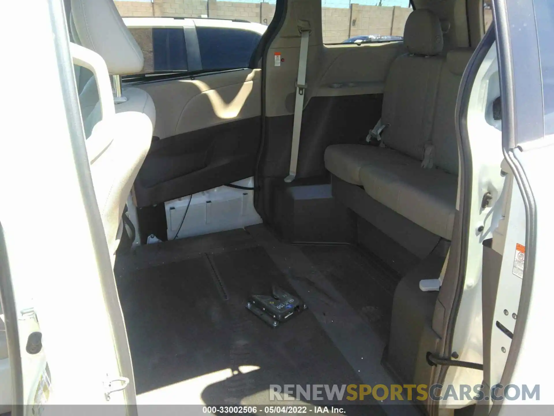 8 Photograph of a damaged car 5TDYZ3DC3KS009550 TOYOTA SIENNA 2019