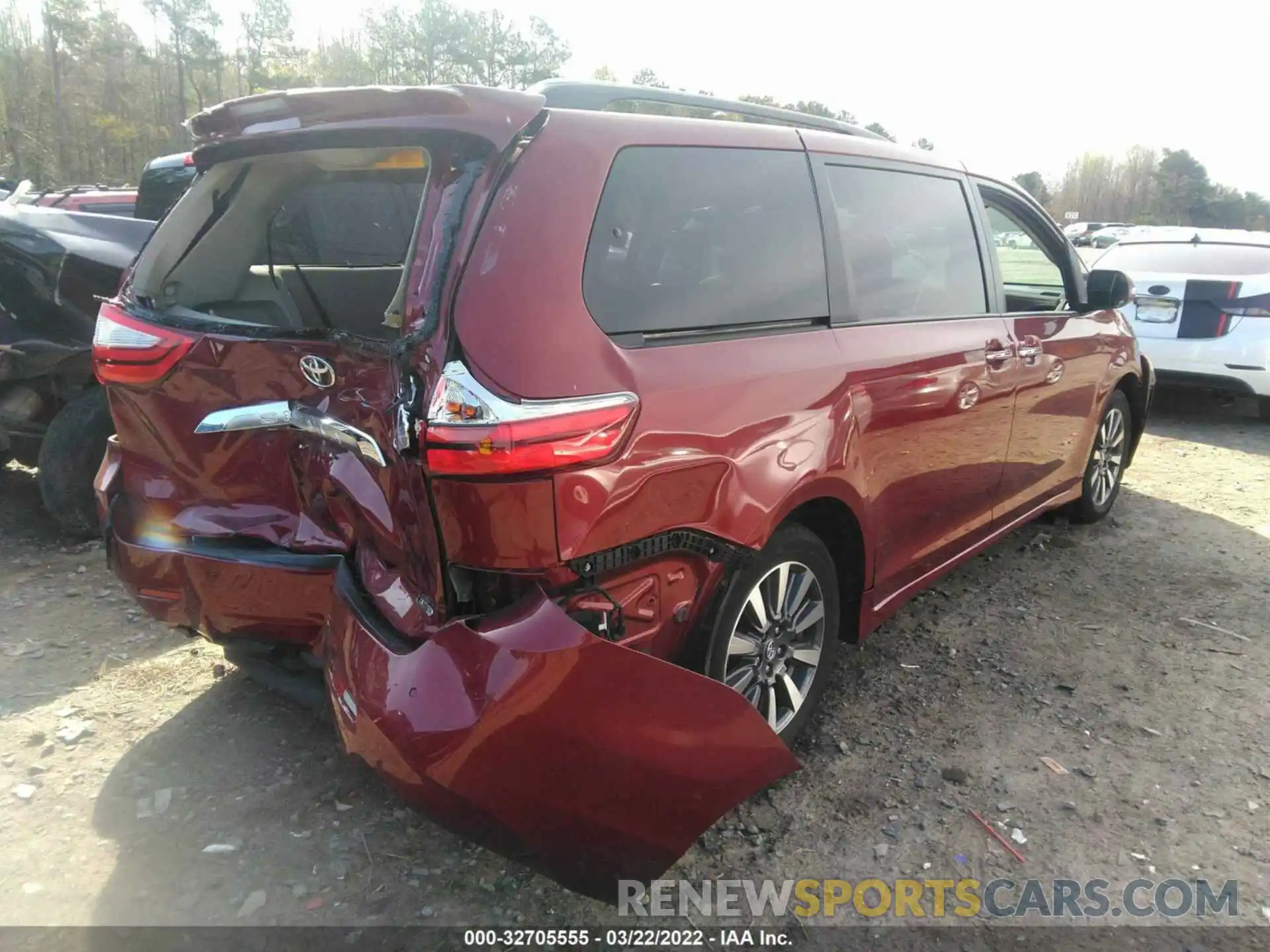 4 Photograph of a damaged car 5TDYZ3DC3KS020029 TOYOTA SIENNA 2019