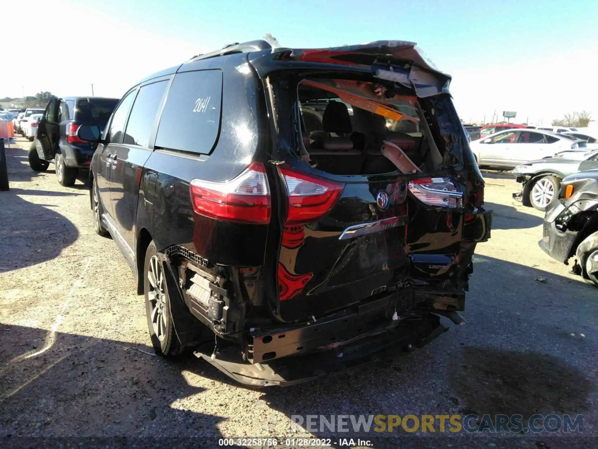 3 Photograph of a damaged car 5TDYZ3DC3KS983982 TOYOTA SIENNA 2019