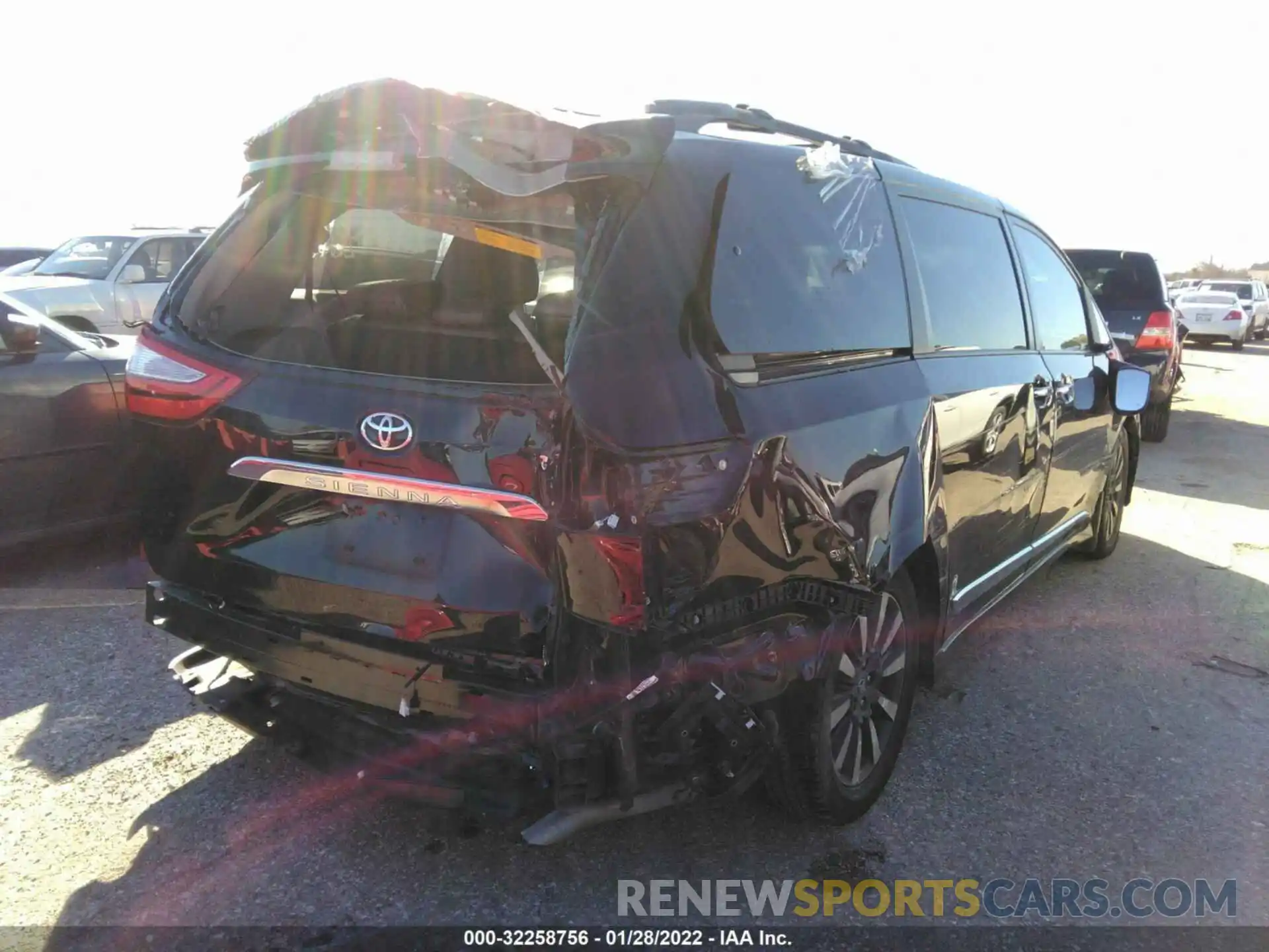 4 Photograph of a damaged car 5TDYZ3DC3KS983982 TOYOTA SIENNA 2019