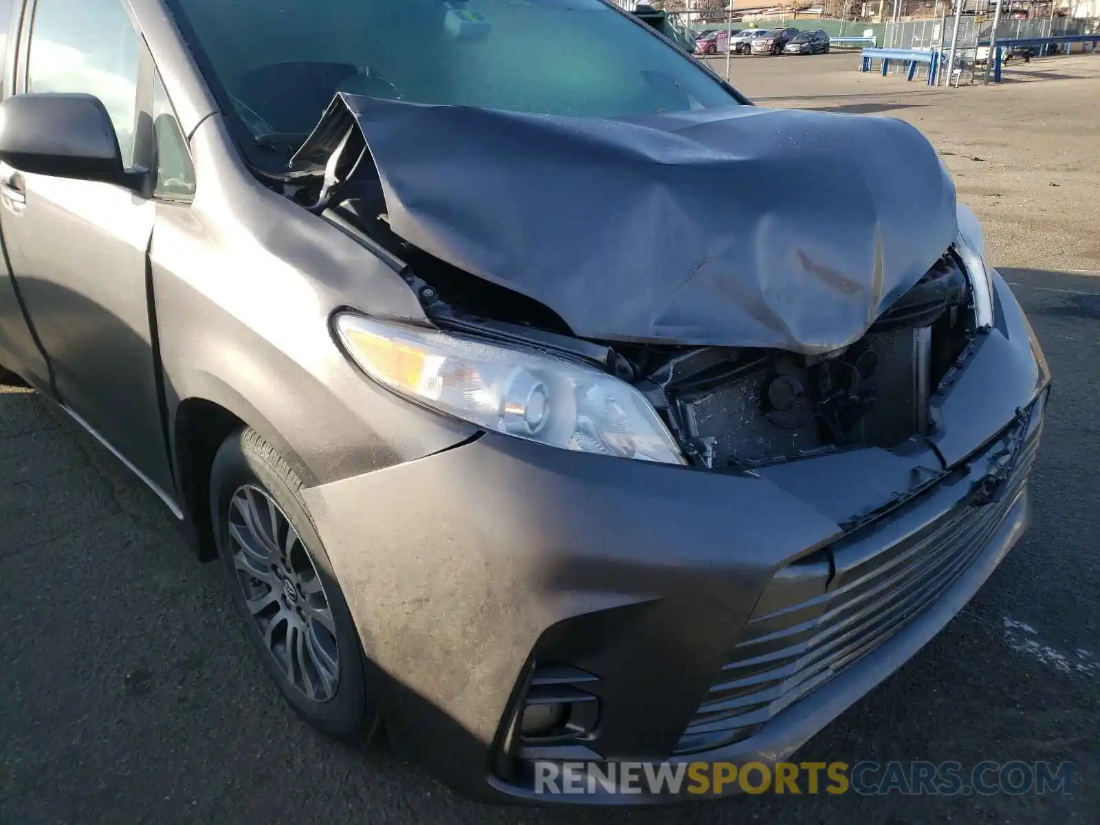 9 Photograph of a damaged car 5TDYZ3DC3KS984310 TOYOTA SIENNA 2019