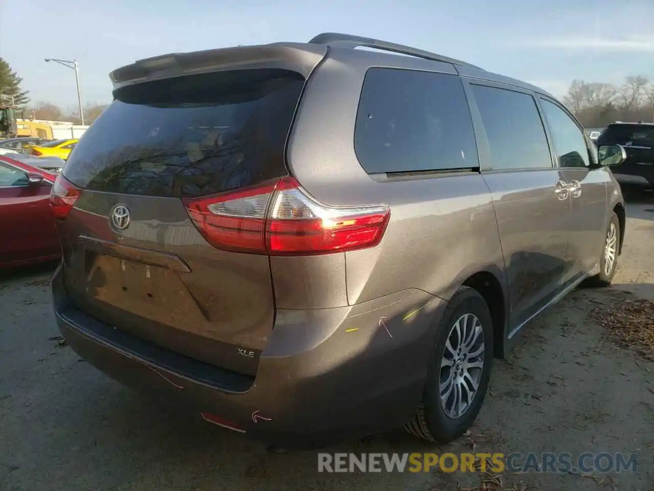 4 Photograph of a damaged car 5TDYZ3DC3KS985036 TOYOTA SIENNA 2019