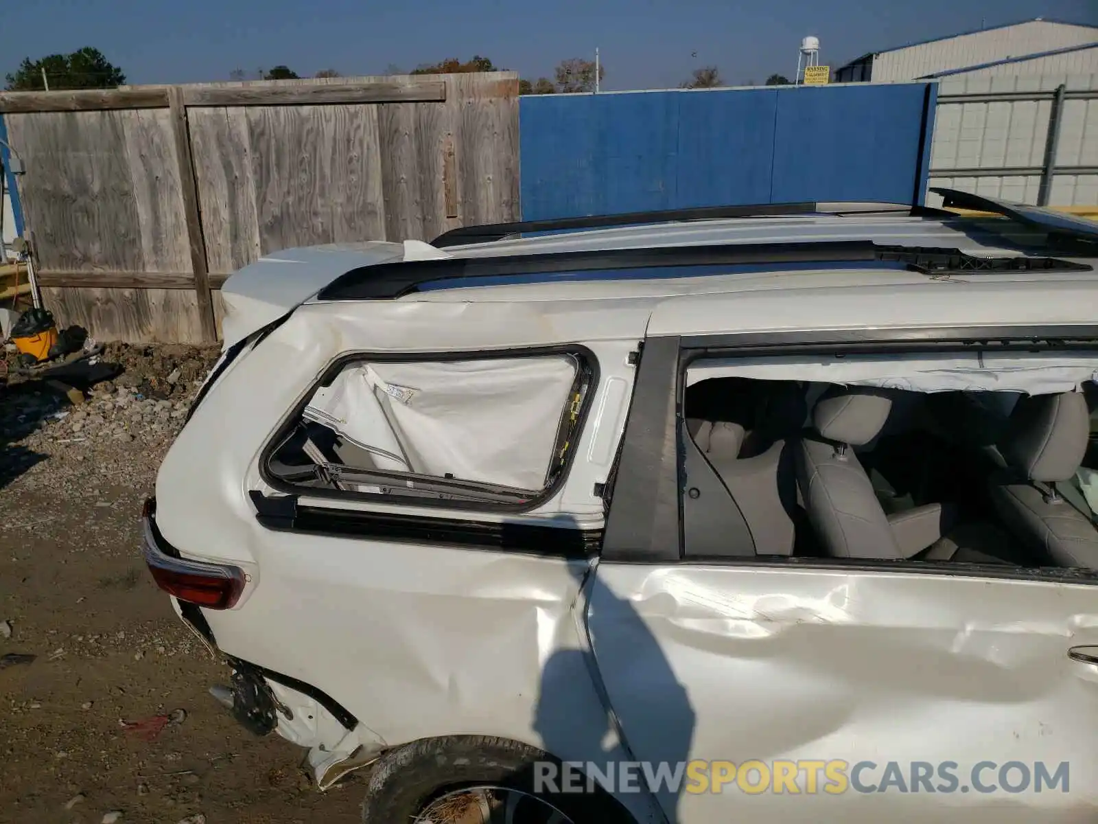 9 Photograph of a damaged car 5TDYZ3DC3KS985165 TOYOTA SIENNA 2019