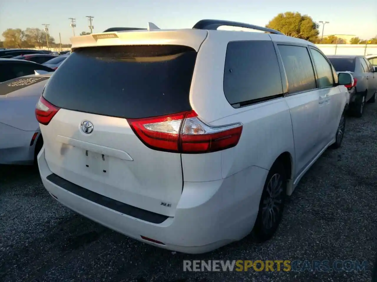 4 Photograph of a damaged car 5TDYZ3DC3KS988020 TOYOTA SIENNA 2019