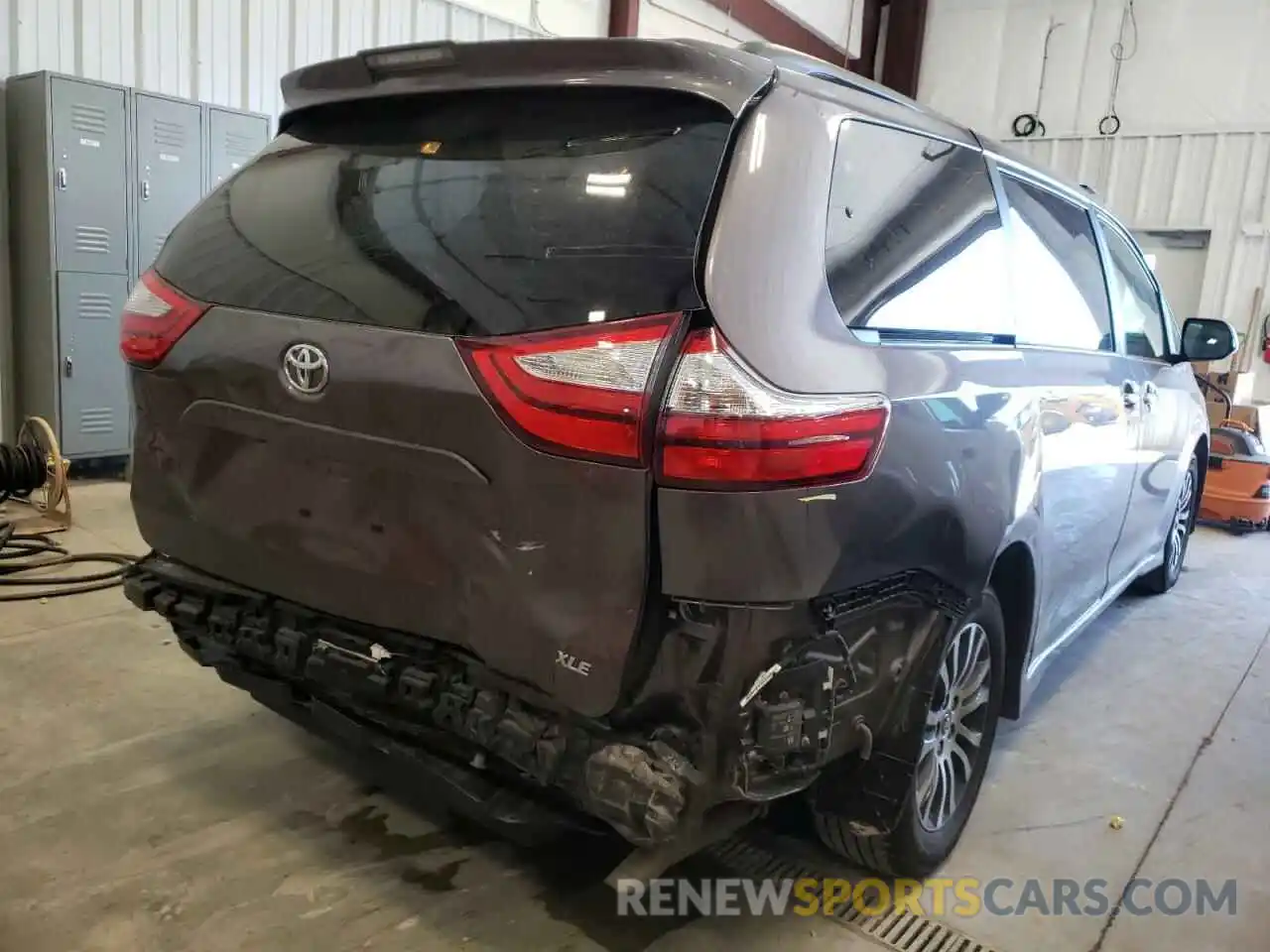 4 Photograph of a damaged car 5TDYZ3DC3KS992276 TOYOTA SIENNA 2019