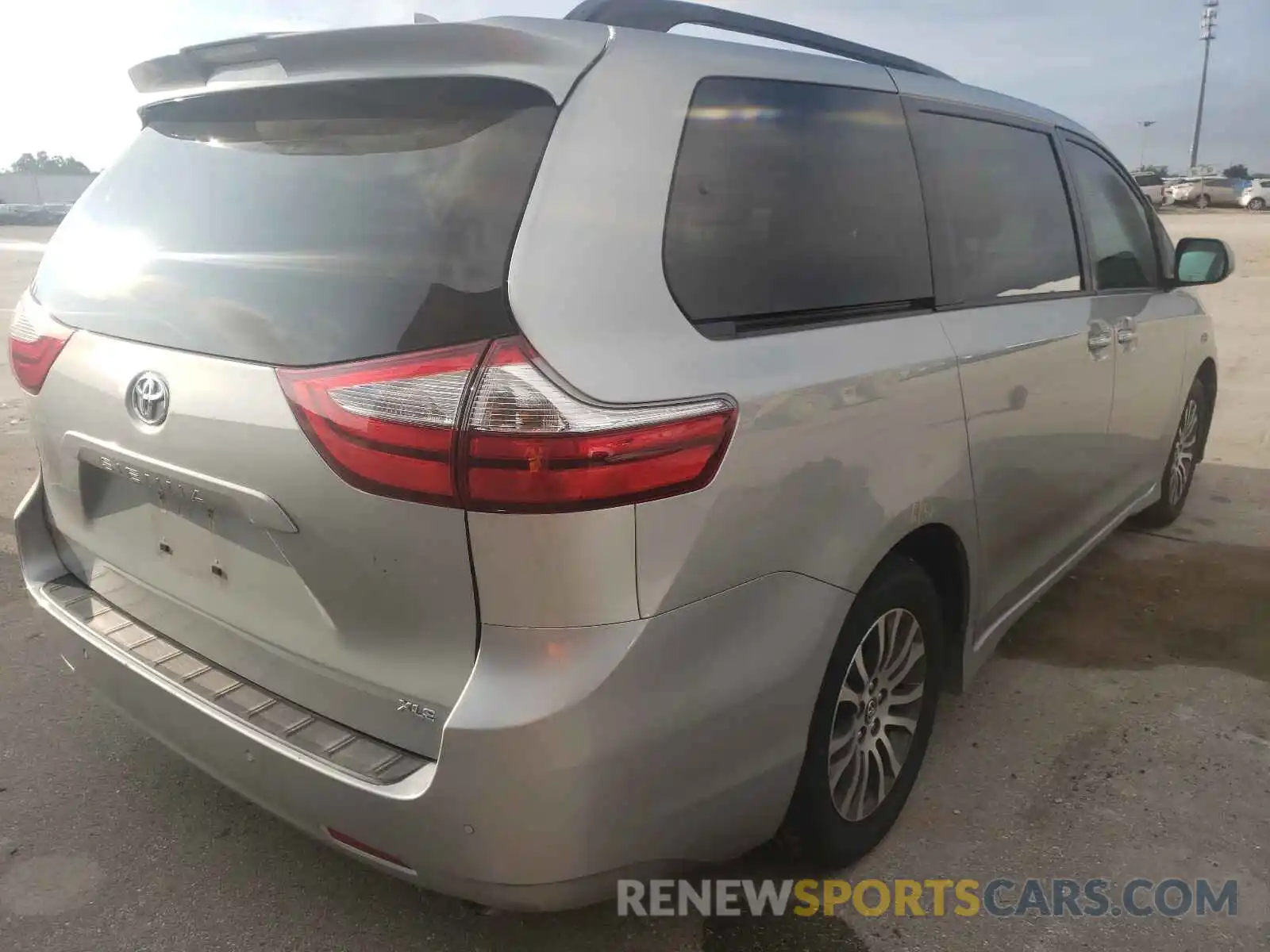 4 Photograph of a damaged car 5TDYZ3DC3KS993184 TOYOTA SIENNA 2019