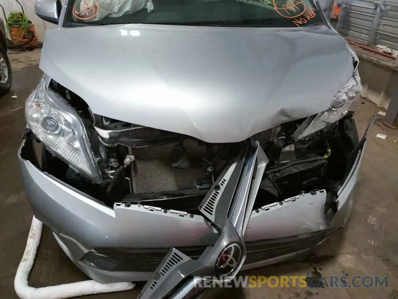 9 Photograph of a damaged car 5TDYZ3DC3KS997414 TOYOTA SIENNA 2019