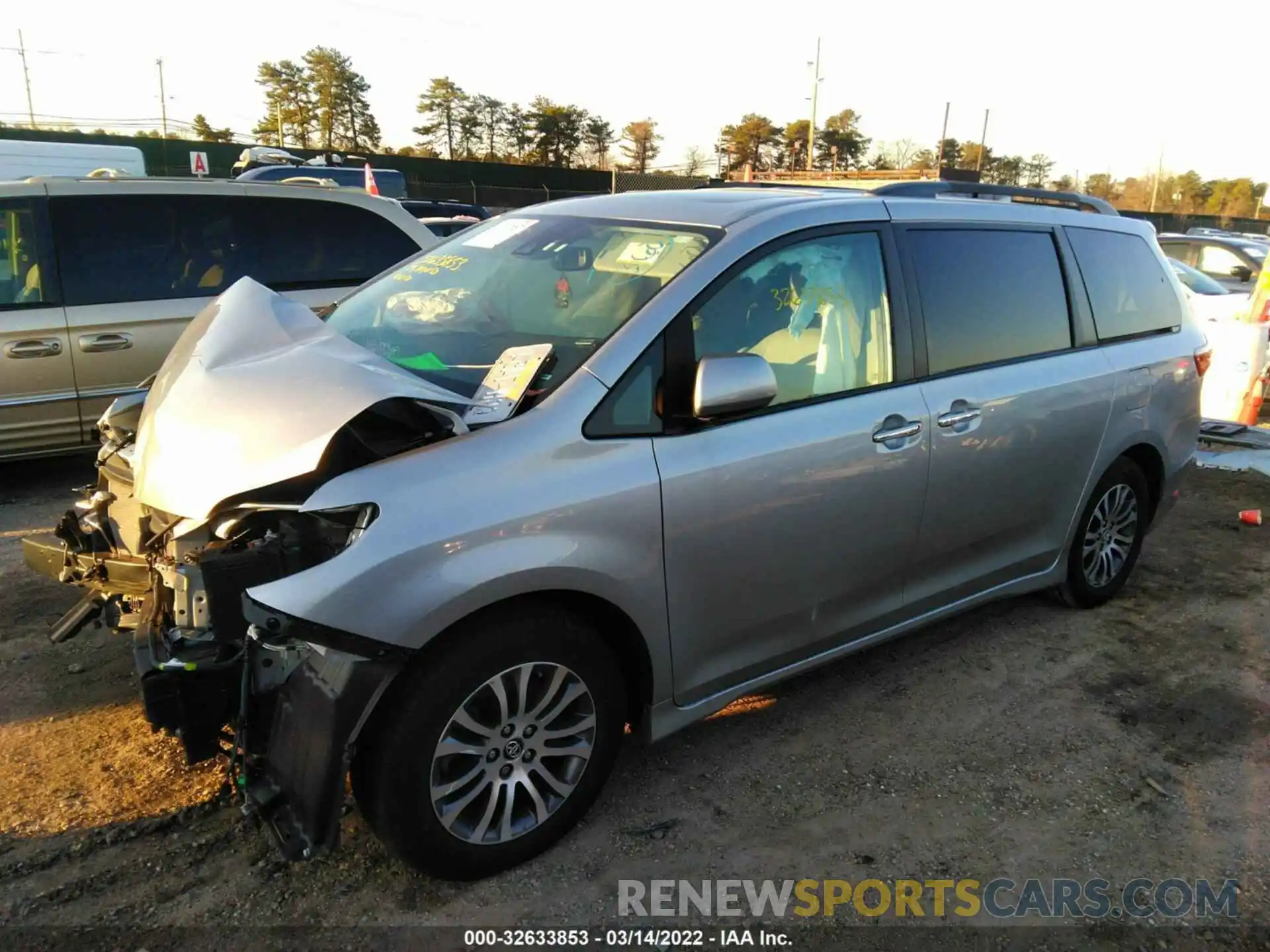 2 Photograph of a damaged car 5TDYZ3DC4KS002994 TOYOTA SIENNA 2019