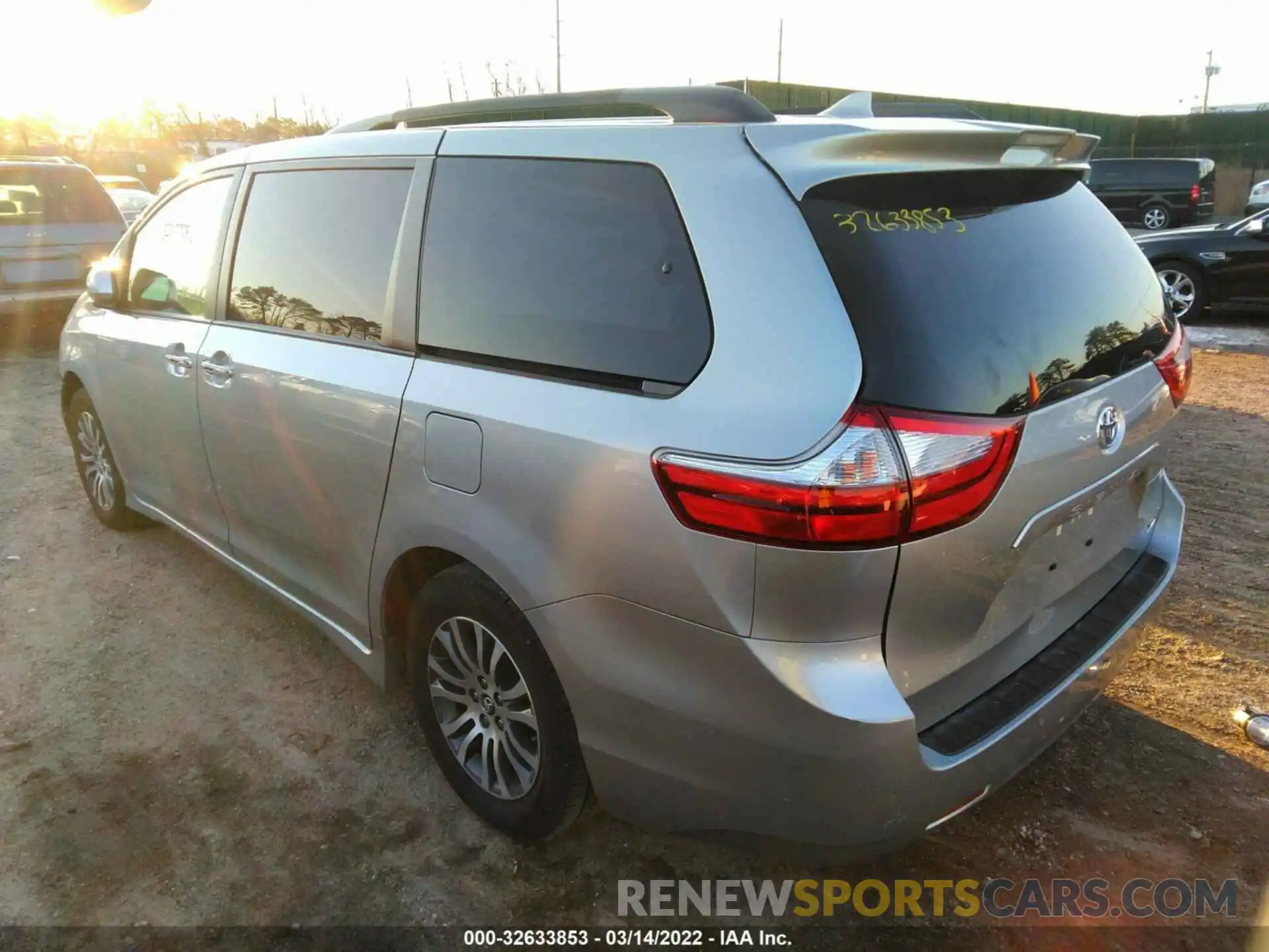 3 Фотография поврежденного автомобиля 5TDYZ3DC4KS002994 TOYOTA SIENNA 2019