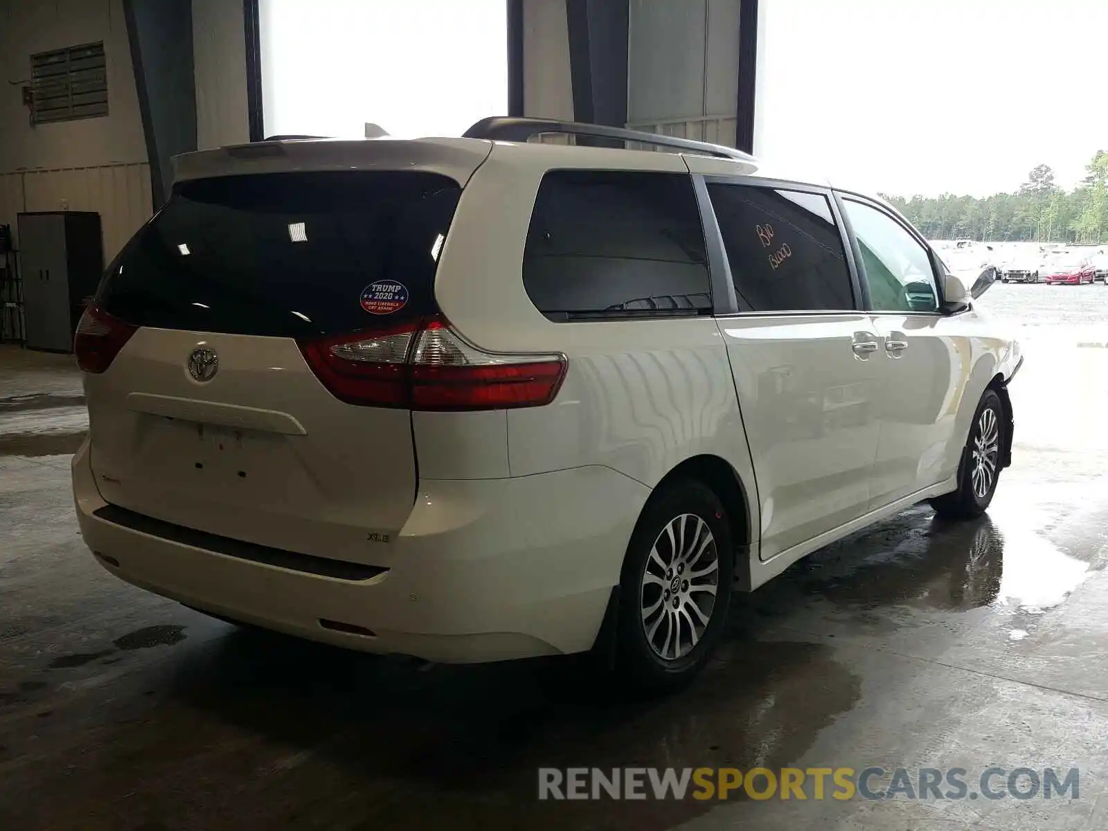 4 Photograph of a damaged car 5TDYZ3DC4KS005166 TOYOTA SIENNA 2019