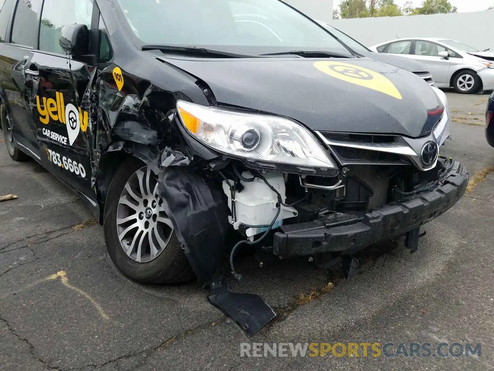 9 Photograph of a damaged car 5TDYZ3DC4KS008083 TOYOTA SIENNA 2019