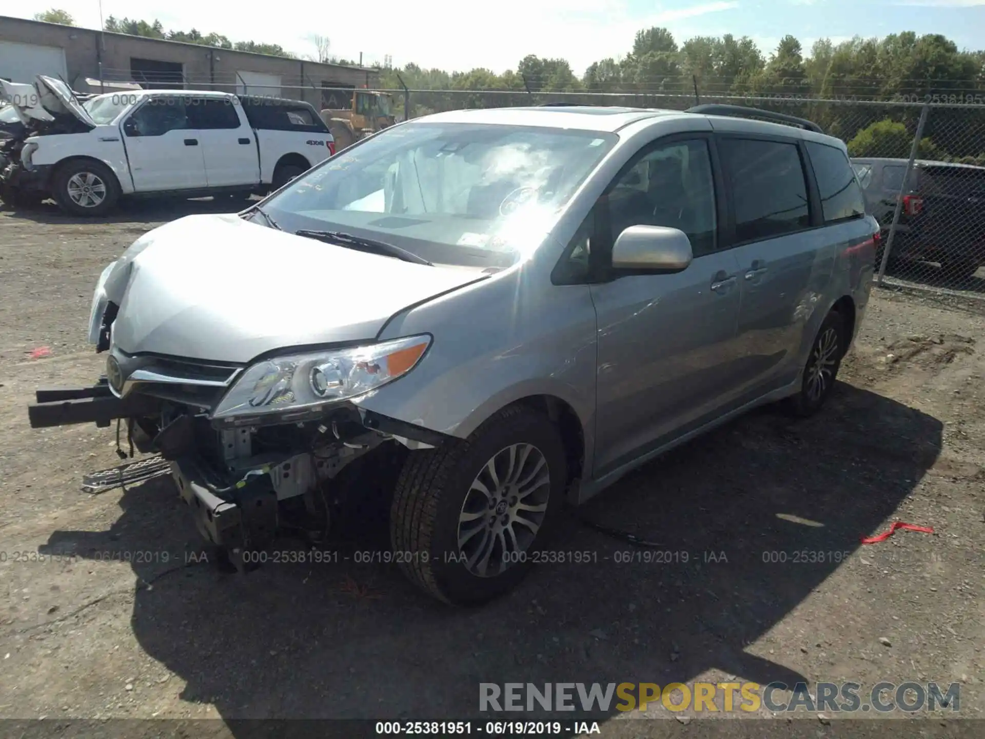 2 Фотография поврежденного автомобиля 5TDYZ3DC4KS010545 TOYOTA SIENNA 2019