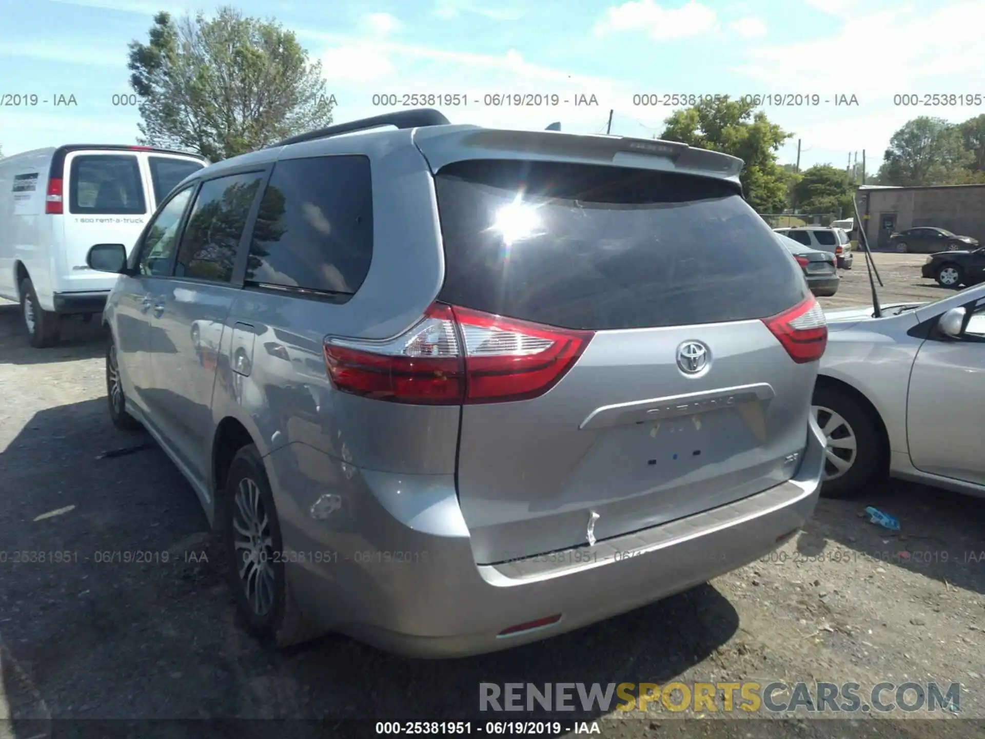 3 Photograph of a damaged car 5TDYZ3DC4KS010545 TOYOTA SIENNA 2019