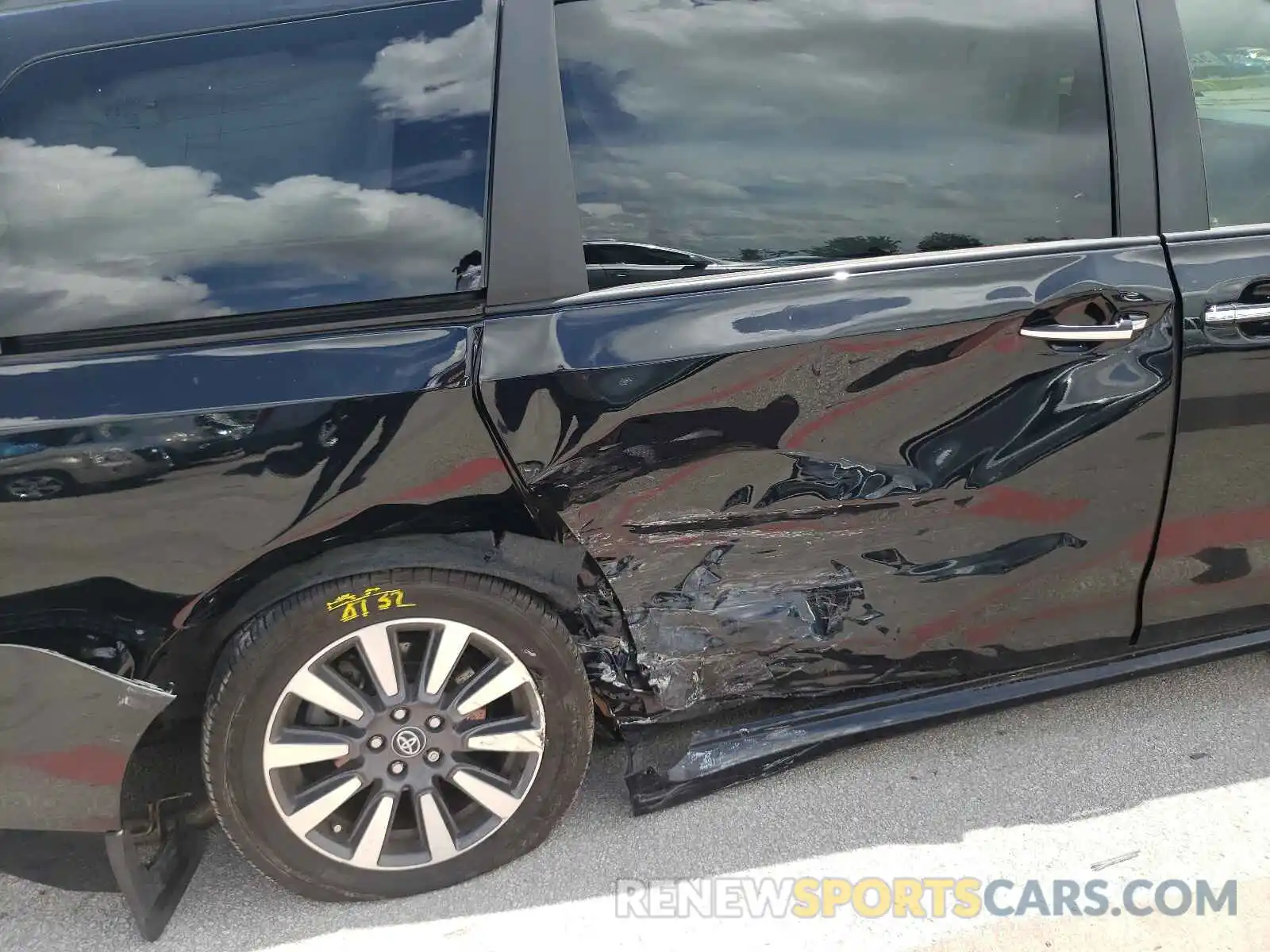 6 Photograph of a damaged car 5TDYZ3DC4KS016443 TOYOTA SIENNA 2019