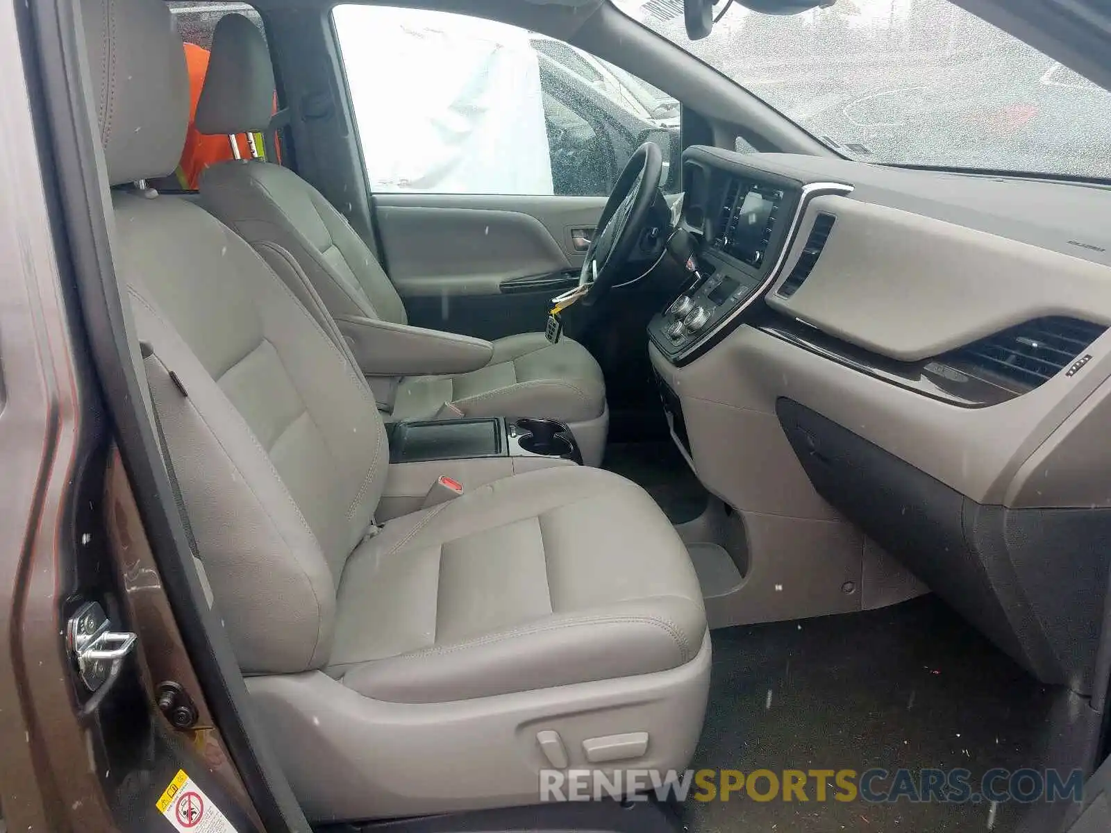 5 Photograph of a damaged car 5TDYZ3DC4KS018208 TOYOTA SIENNA 2019