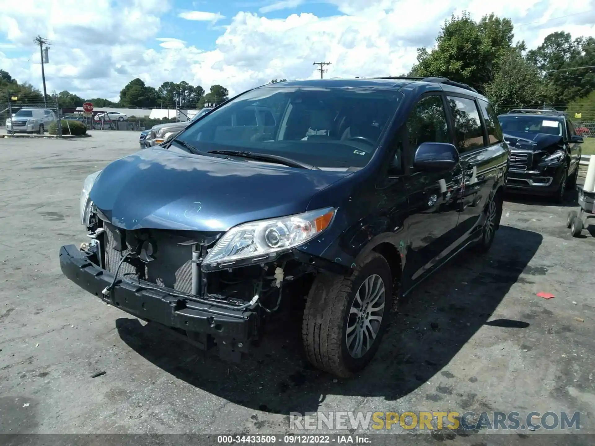 2 Photograph of a damaged car 5TDYZ3DC4KS018385 TOYOTA SIENNA 2019