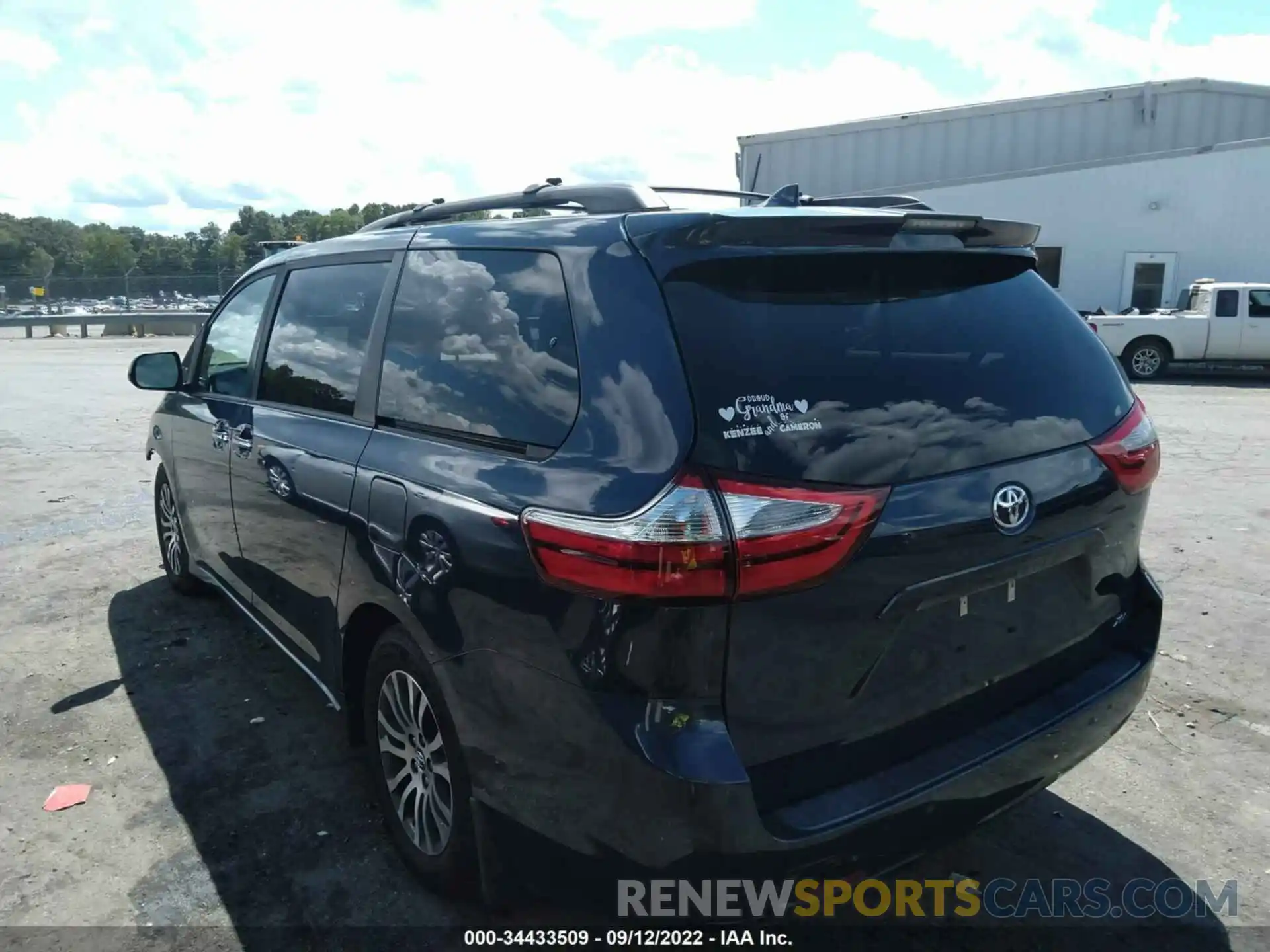 3 Photograph of a damaged car 5TDYZ3DC4KS018385 TOYOTA SIENNA 2019