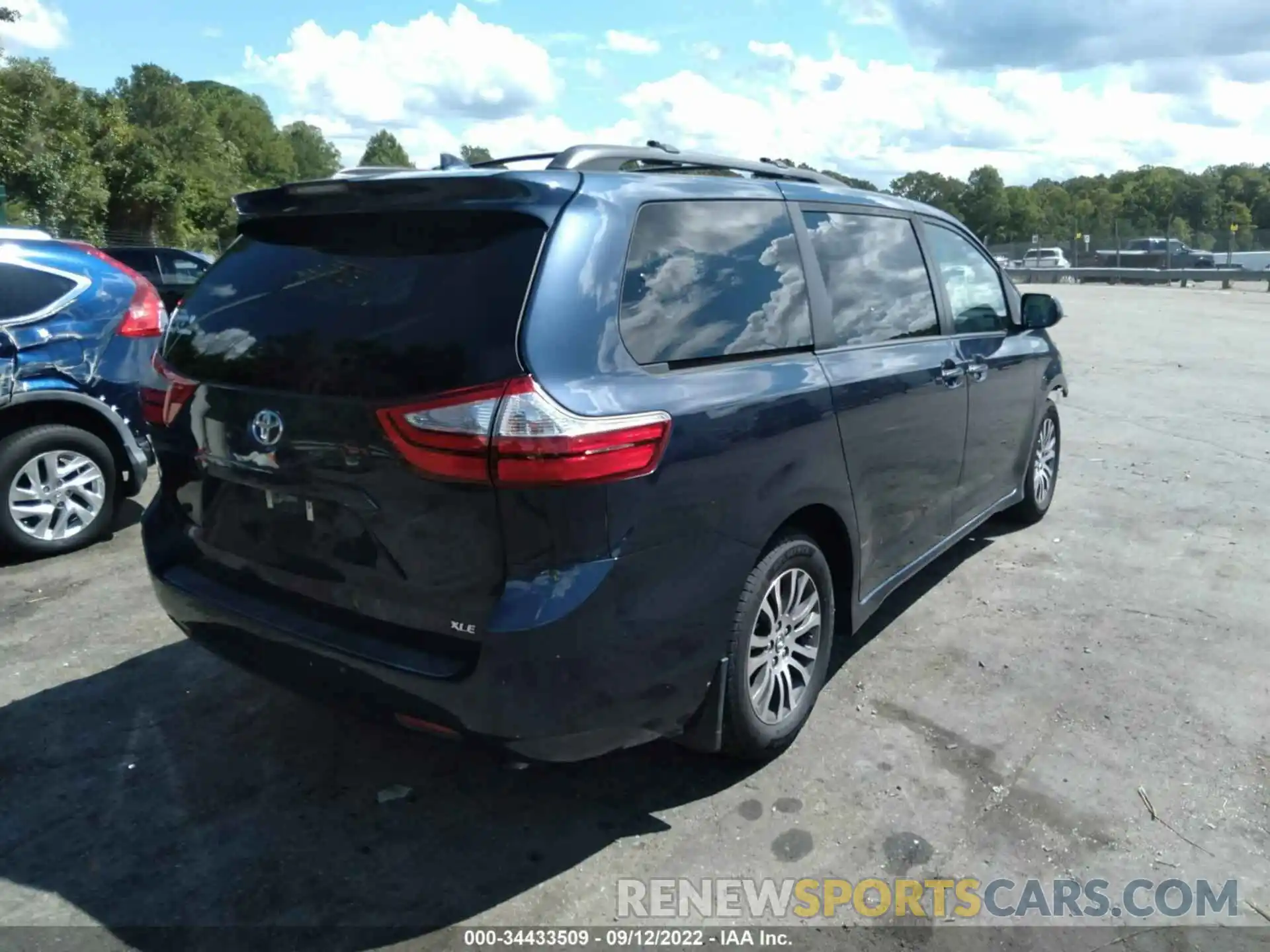 4 Photograph of a damaged car 5TDYZ3DC4KS018385 TOYOTA SIENNA 2019