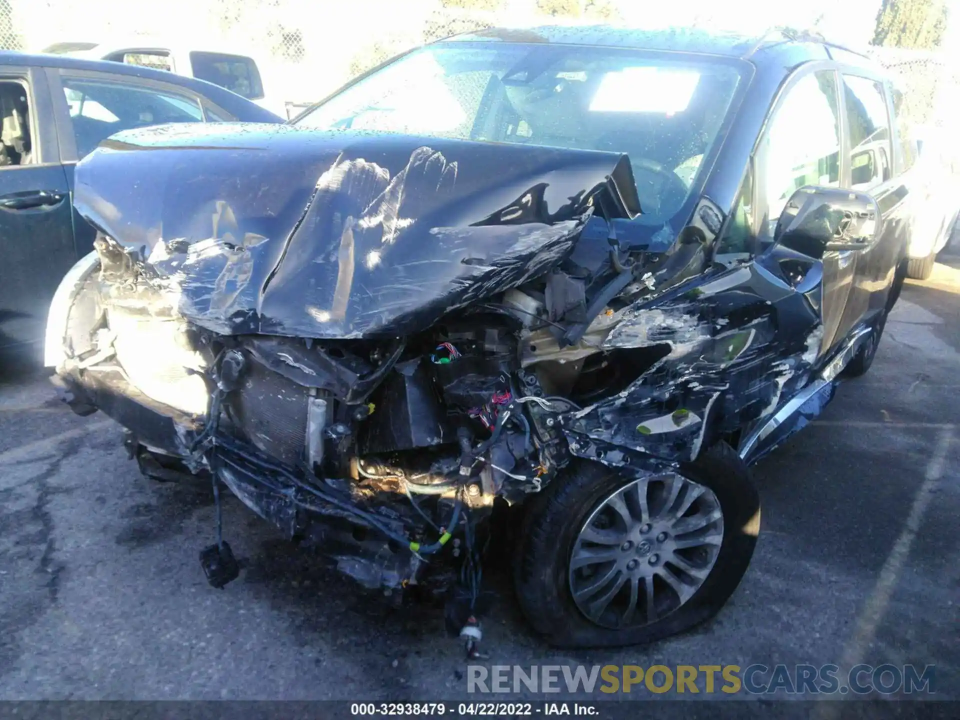 2 Photograph of a damaged car 5TDYZ3DC4KS018418 TOYOTA SIENNA 2019