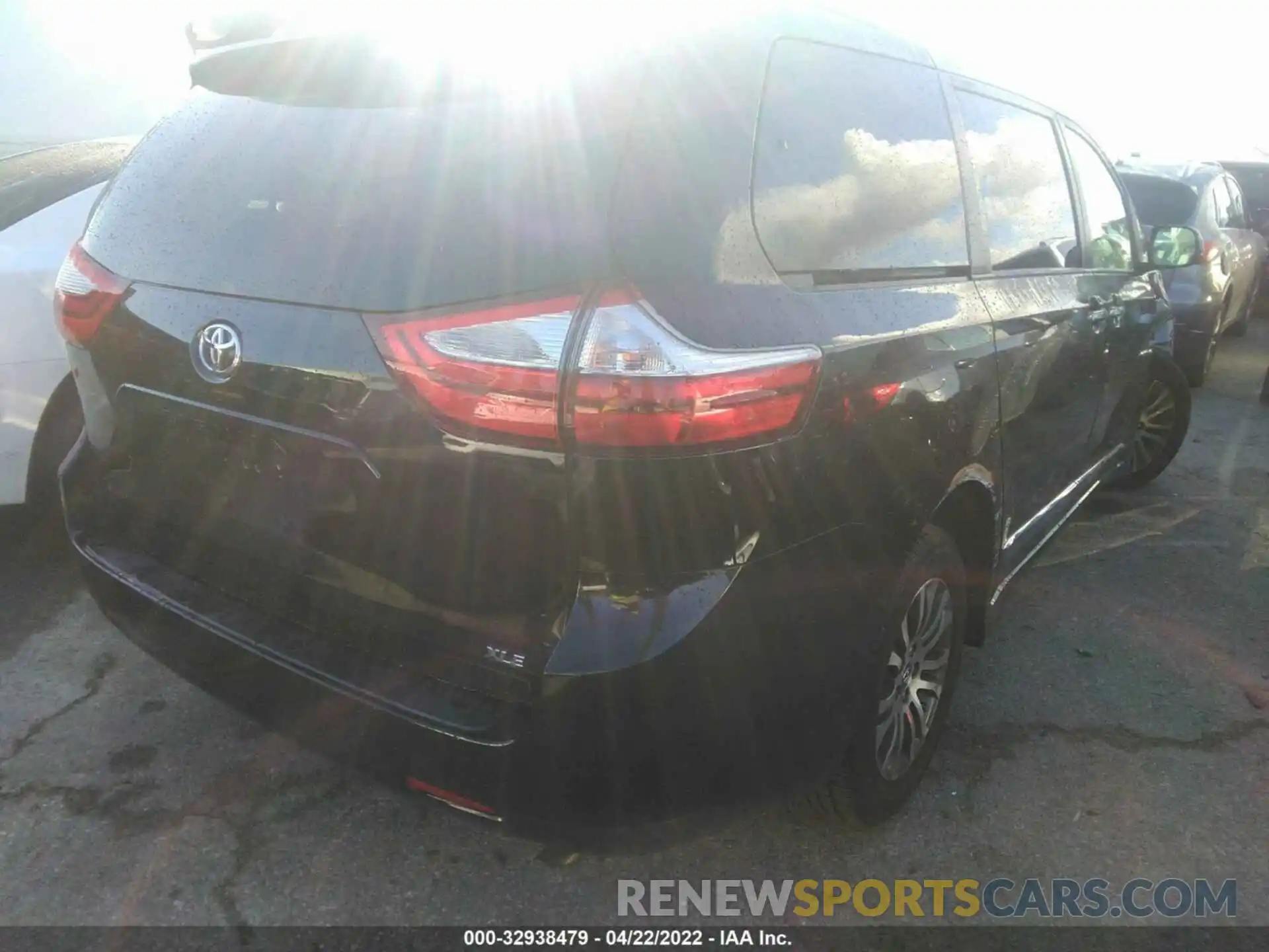 4 Photograph of a damaged car 5TDYZ3DC4KS018418 TOYOTA SIENNA 2019