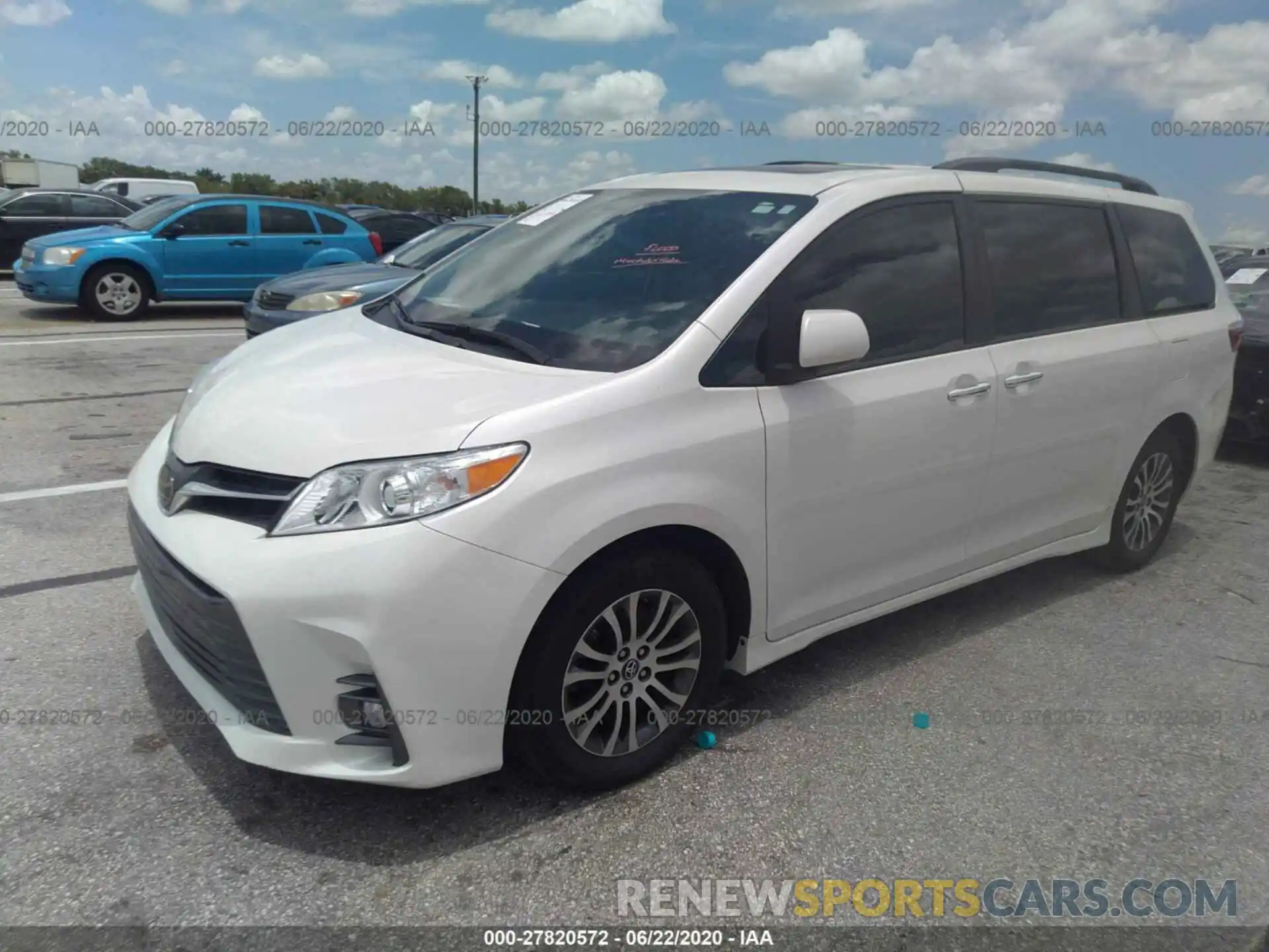 2 Photograph of a damaged car 5TDYZ3DC4KS018466 TOYOTA SIENNA 2019