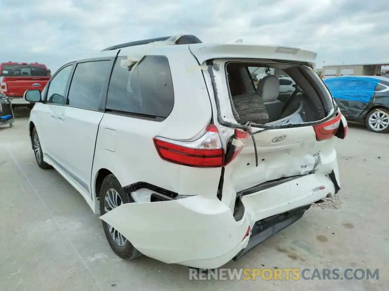 3 Photograph of a damaged car 5TDYZ3DC4KS020458 TOYOTA SIENNA 2019