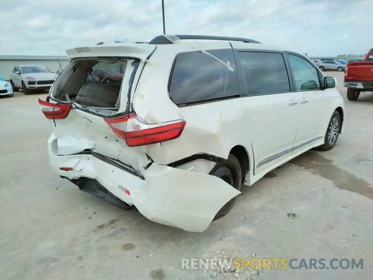 4 Photograph of a damaged car 5TDYZ3DC4KS020458 TOYOTA SIENNA 2019