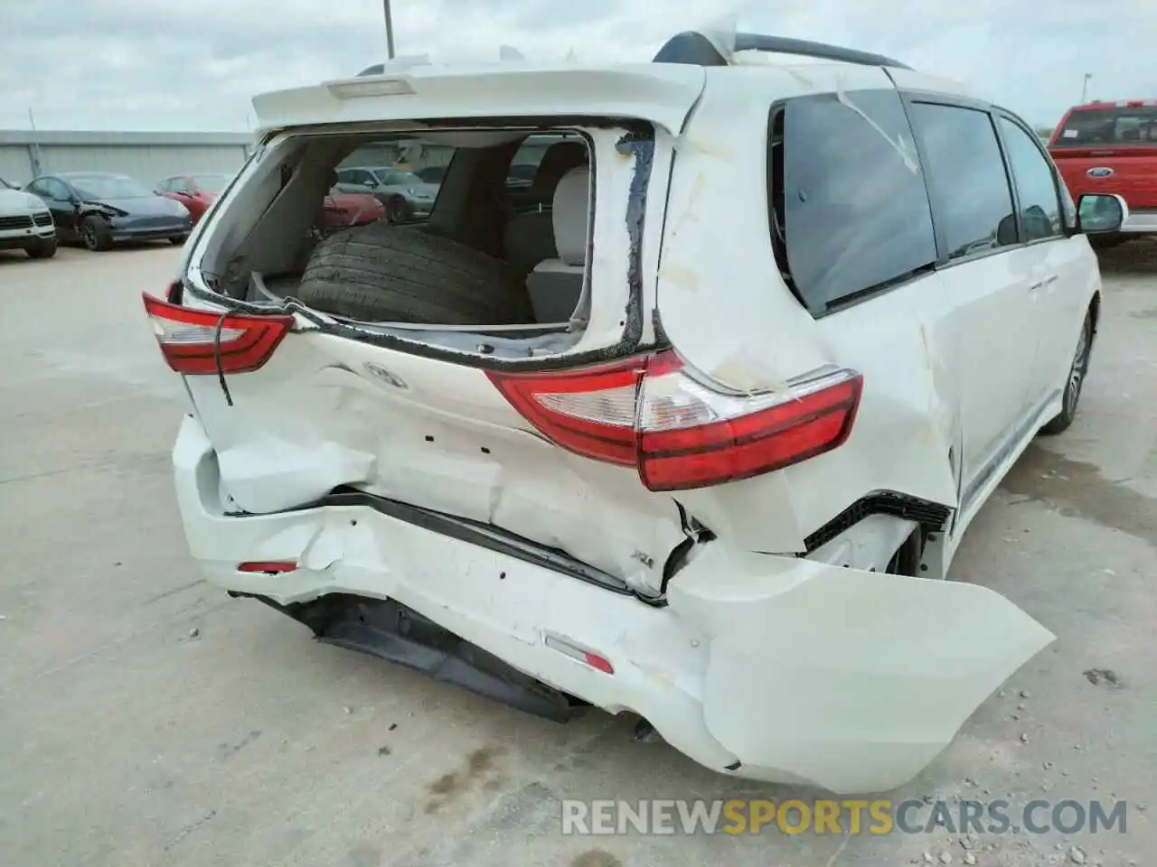 9 Photograph of a damaged car 5TDYZ3DC4KS020458 TOYOTA SIENNA 2019