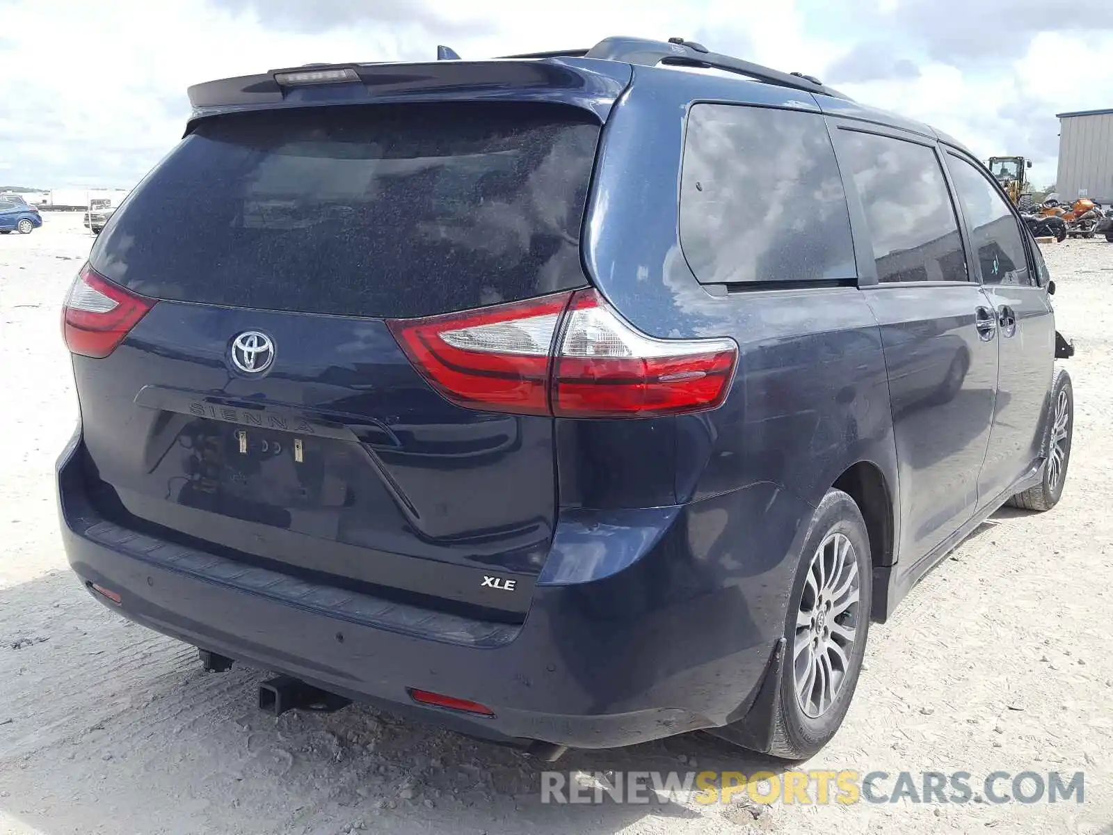 4 Photograph of a damaged car 5TDYZ3DC4KS968911 TOYOTA SIENNA 2019