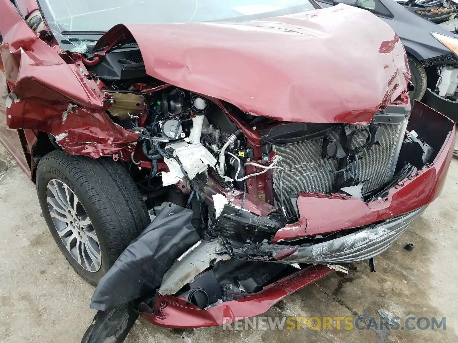 9 Photograph of a damaged car 5TDYZ3DC4KS969704 TOYOTA SIENNA 2019