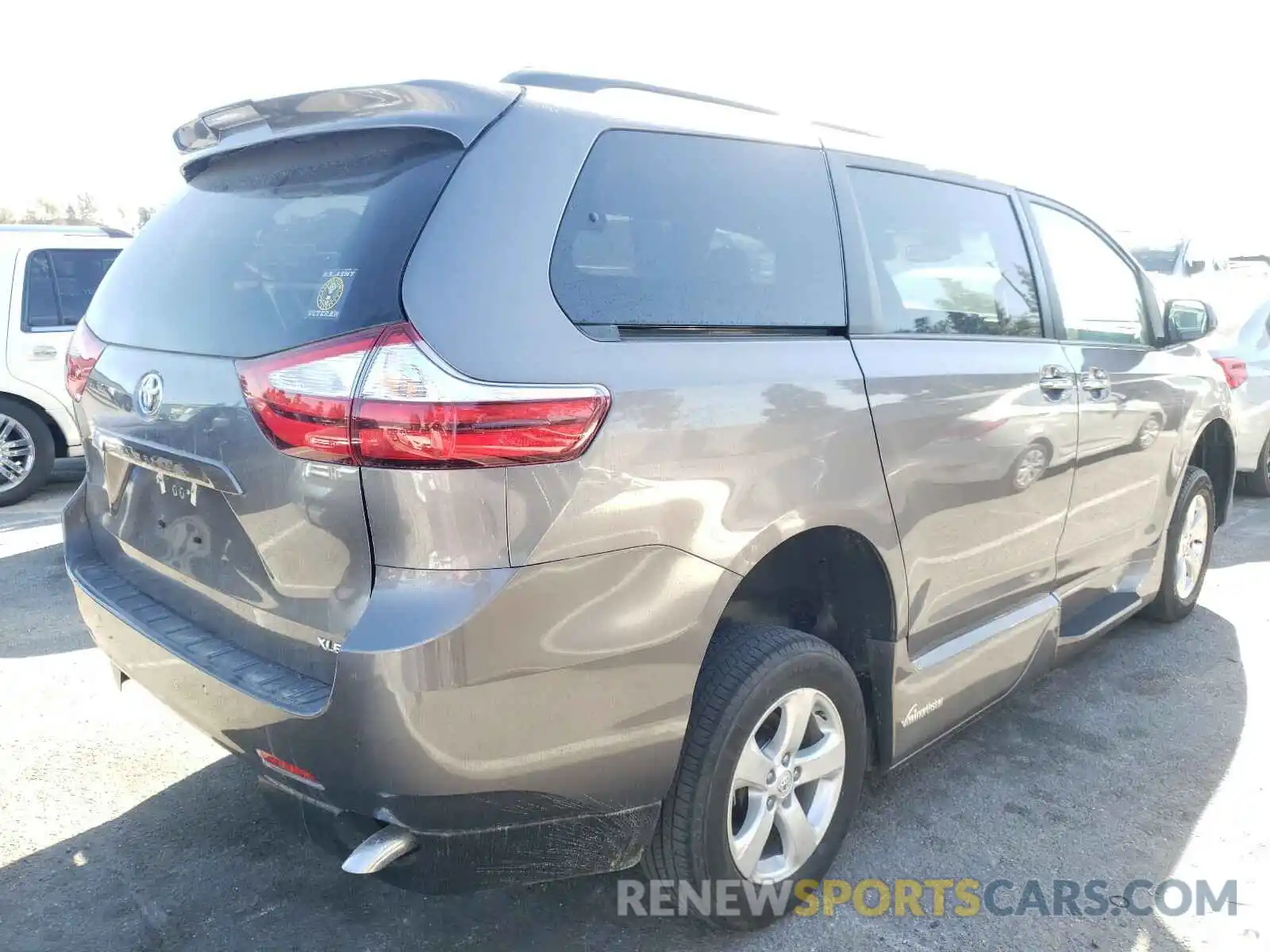 4 Photograph of a damaged car 5TDYZ3DC4KS971310 TOYOTA SIENNA 2019