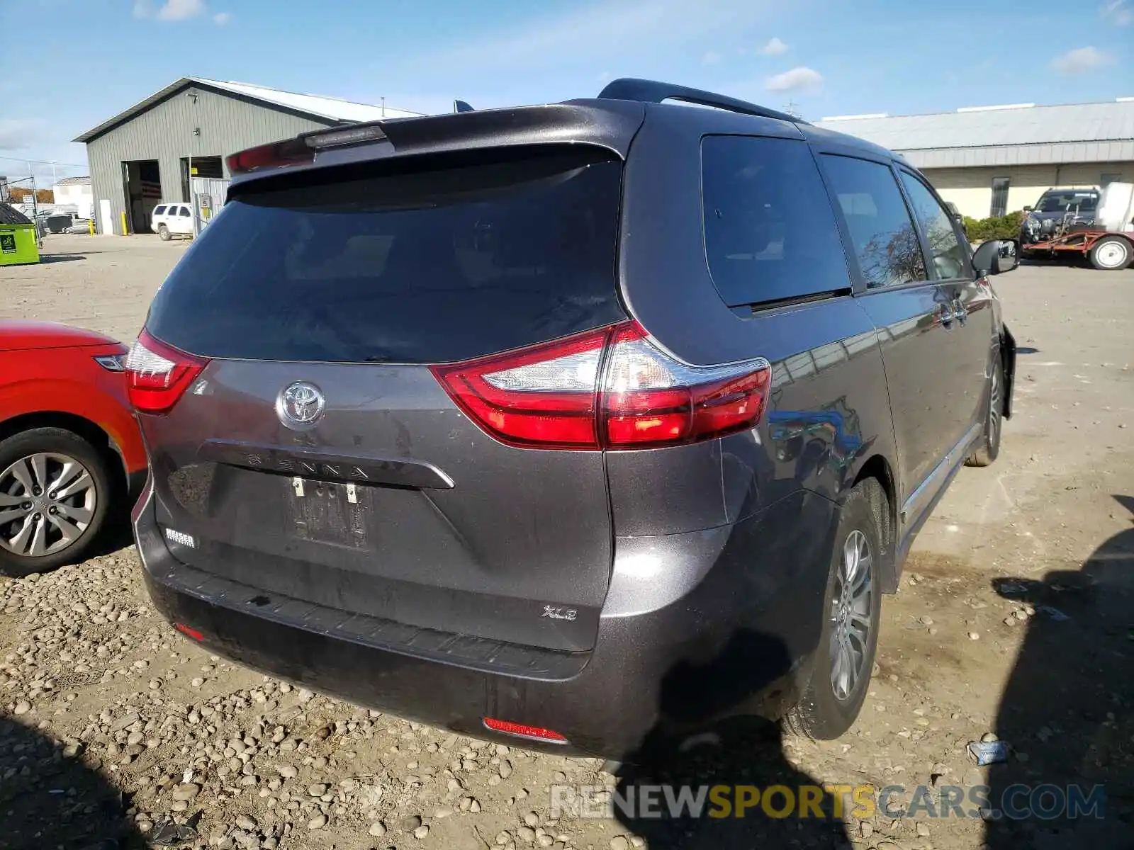 4 Photograph of a damaged car 5TDYZ3DC4KS975311 TOYOTA SIENNA 2019