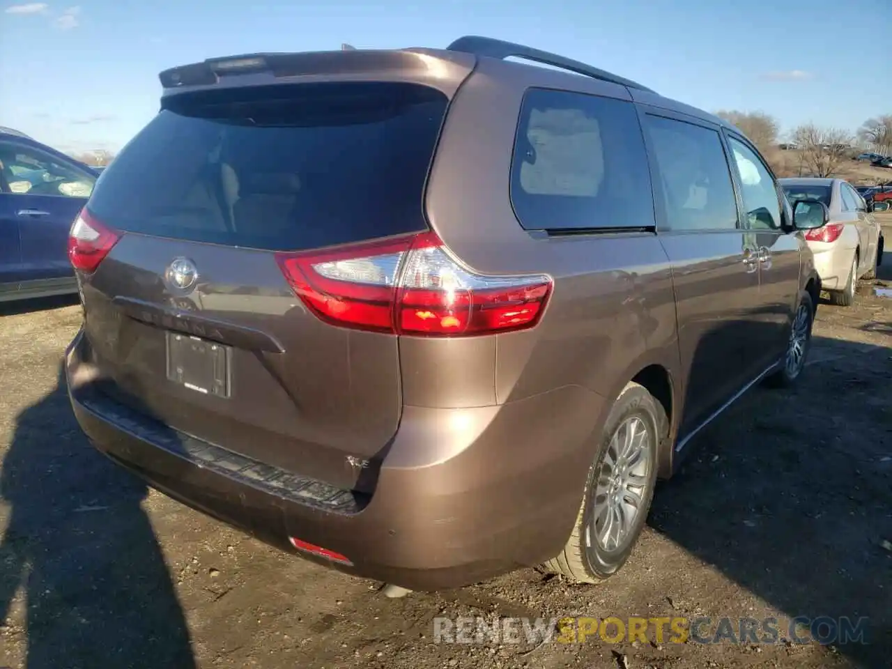 4 Photograph of a damaged car 5TDYZ3DC4KS976880 TOYOTA SIENNA 2019