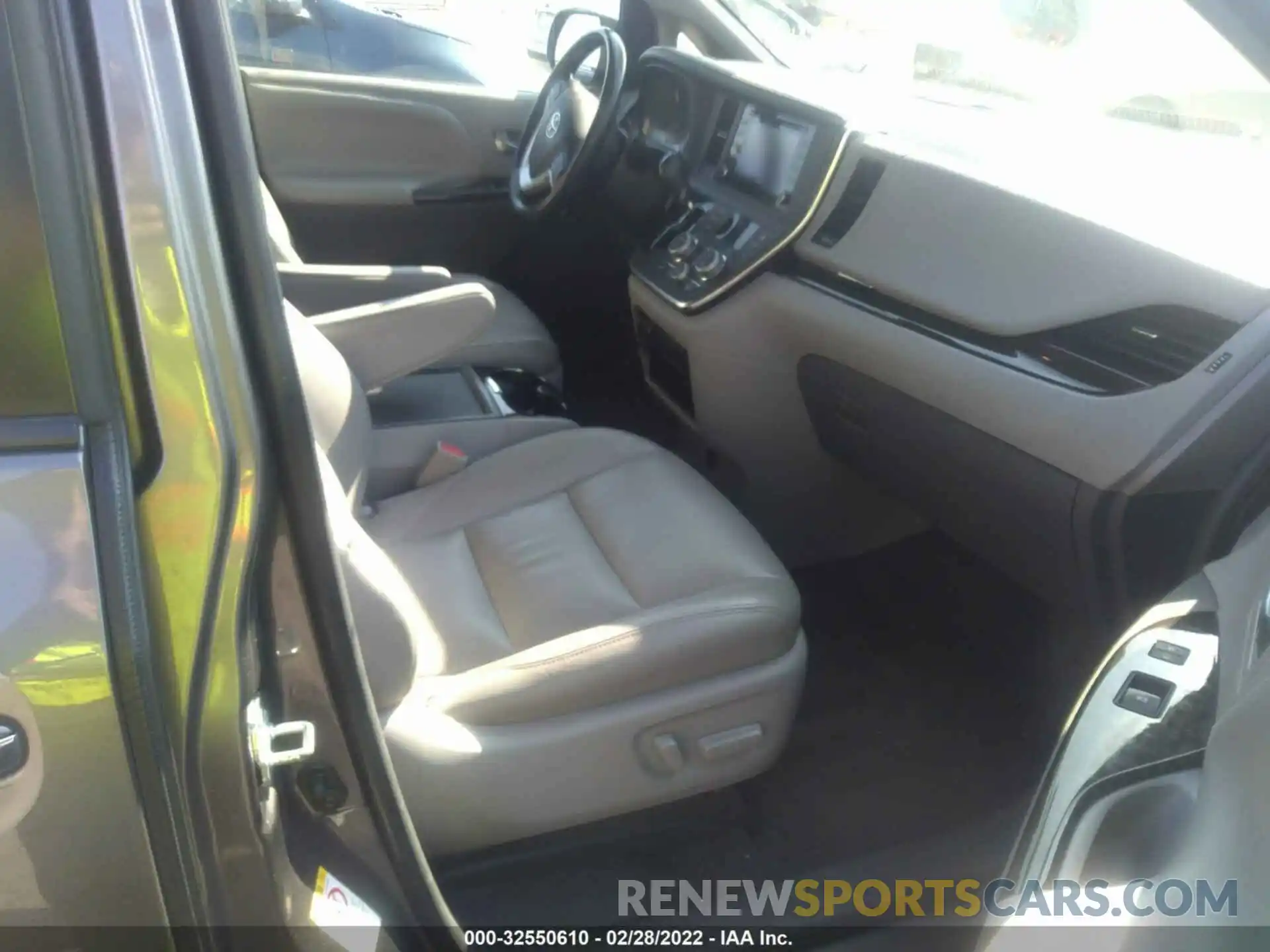 5 Photograph of a damaged car 5TDYZ3DC4KS978175 TOYOTA SIENNA 2019