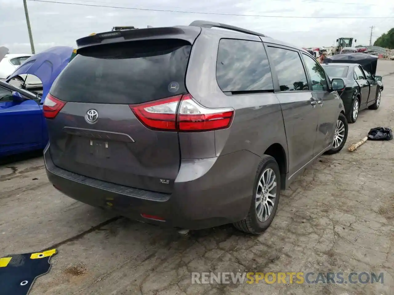 4 Photograph of a damaged car 5TDYZ3DC4KS978418 TOYOTA SIENNA 2019