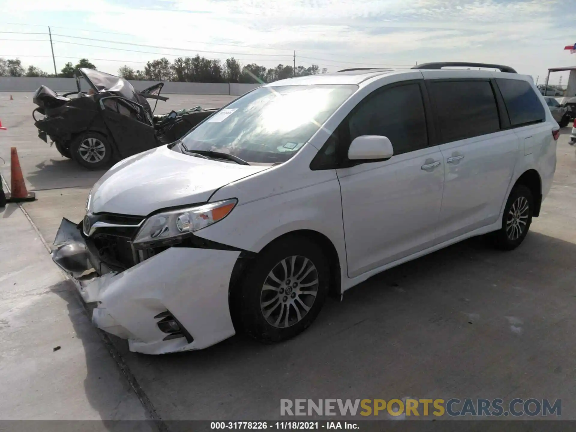 2 Photograph of a damaged car 5TDYZ3DC4KS978774 TOYOTA SIENNA 2019