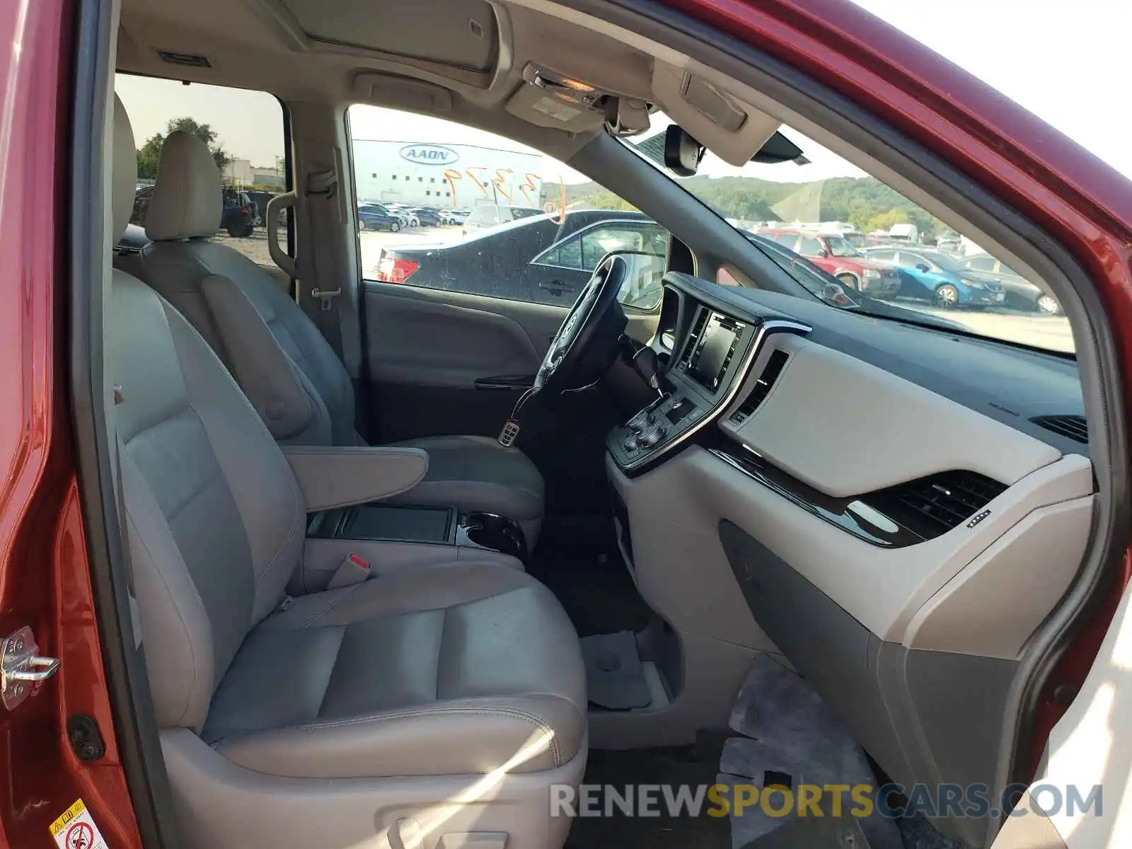 5 Photograph of a damaged car 5TDYZ3DC4KS979598 TOYOTA SIENNA 2019