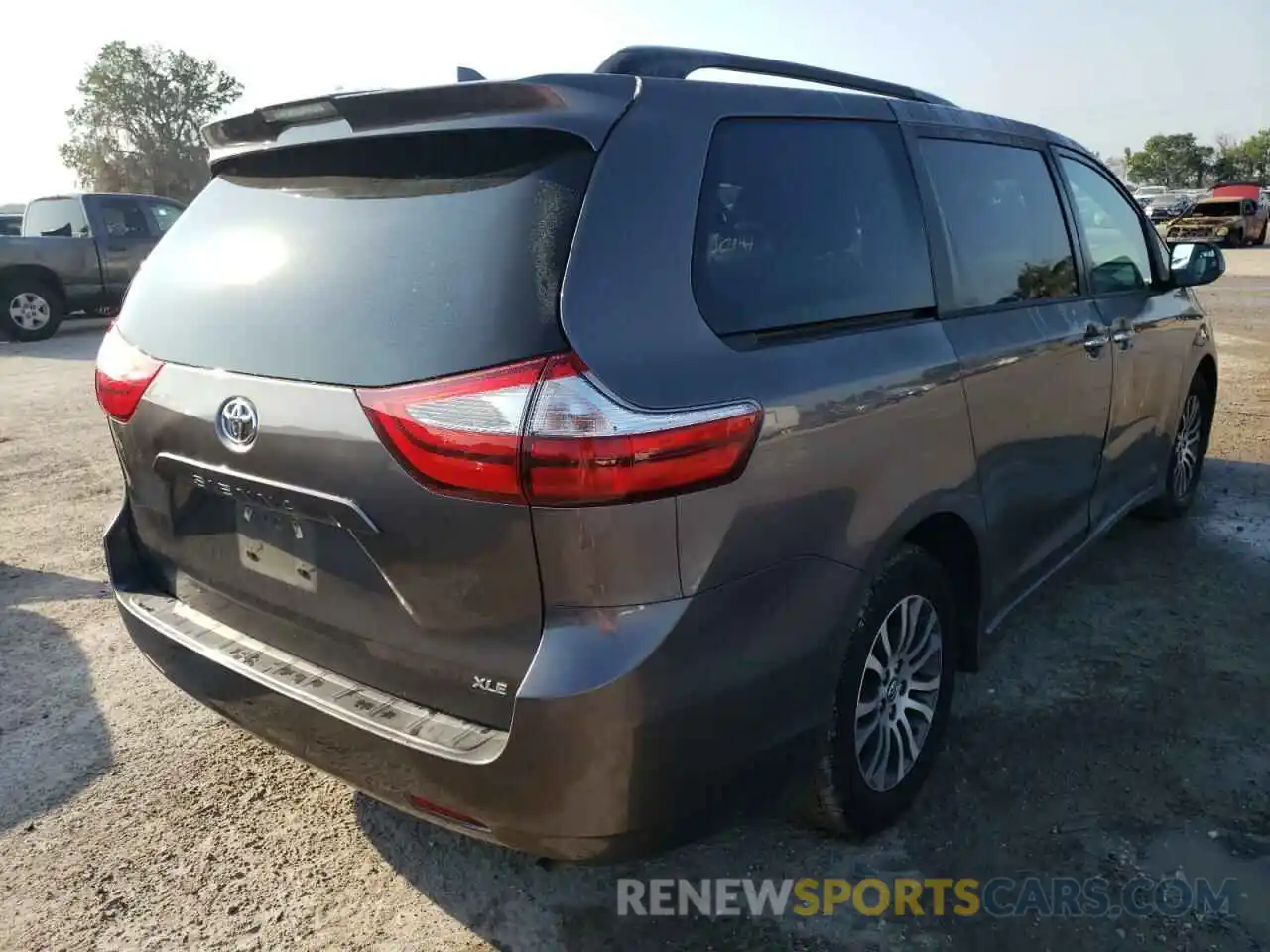 4 Photograph of a damaged car 5TDYZ3DC4KS984588 TOYOTA SIENNA 2019