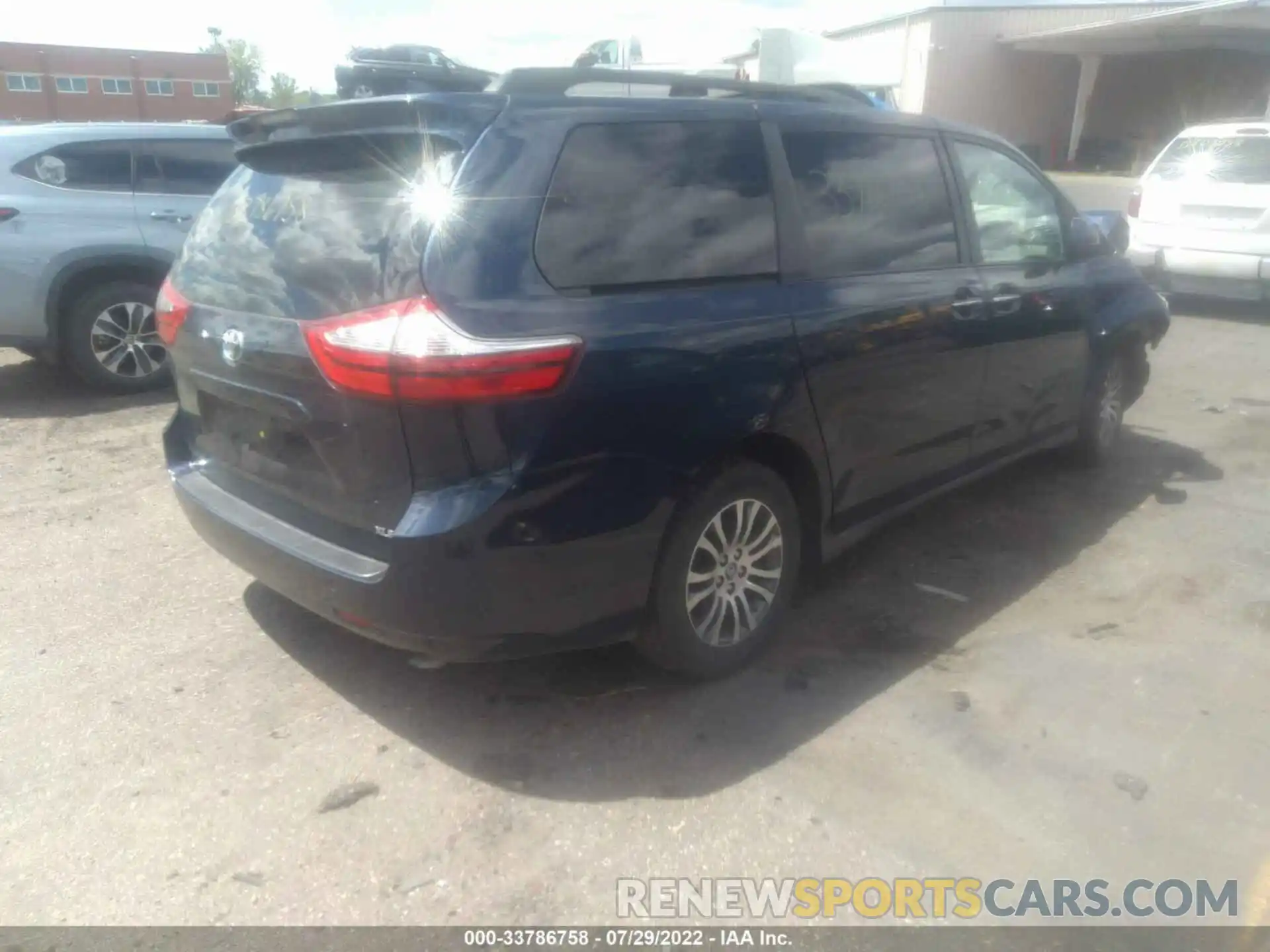 4 Photograph of a damaged car 5TDYZ3DC4KS985384 TOYOTA SIENNA 2019