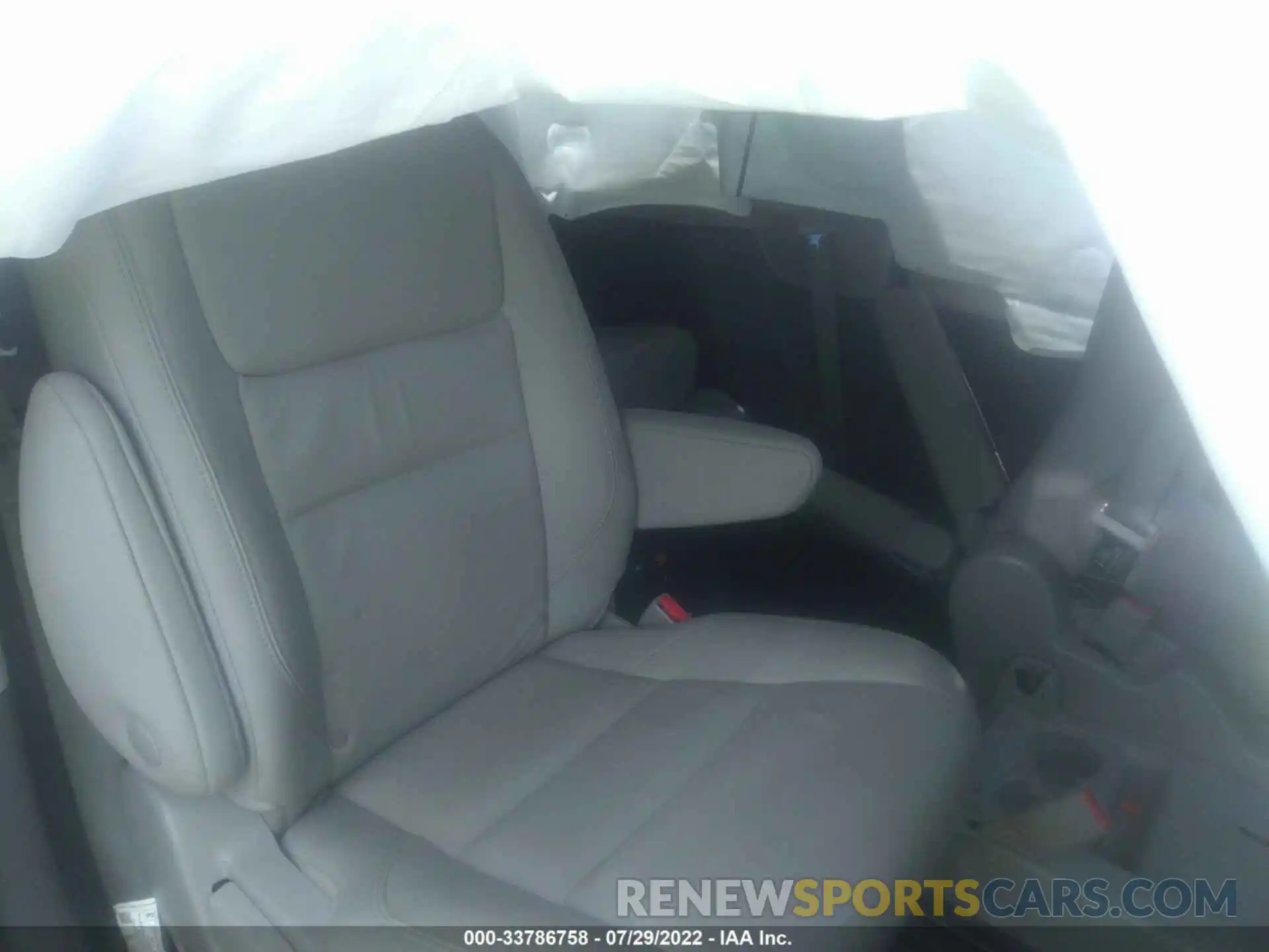 8 Photograph of a damaged car 5TDYZ3DC4KS985384 TOYOTA SIENNA 2019