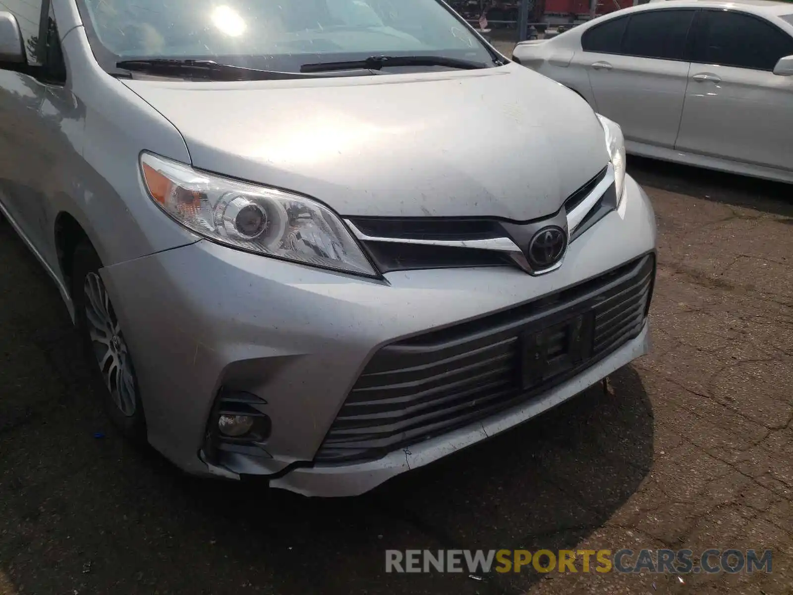 9 Photograph of a damaged car 5TDYZ3DC4KS991234 TOYOTA SIENNA 2019