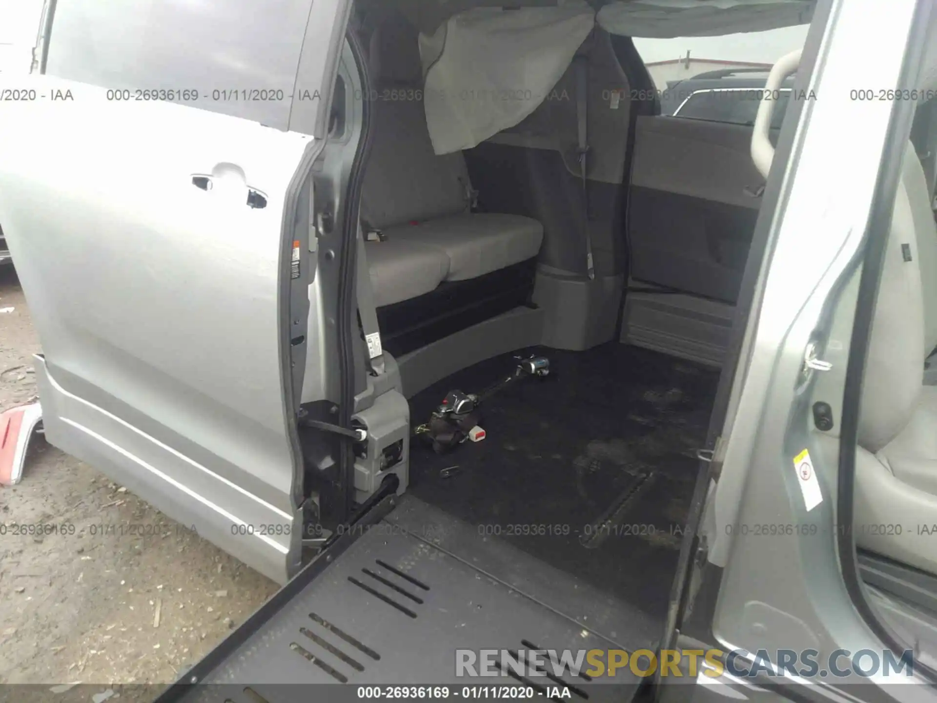 8 Photograph of a damaged car 5TDYZ3DC4KS995106 TOYOTA SIENNA 2019