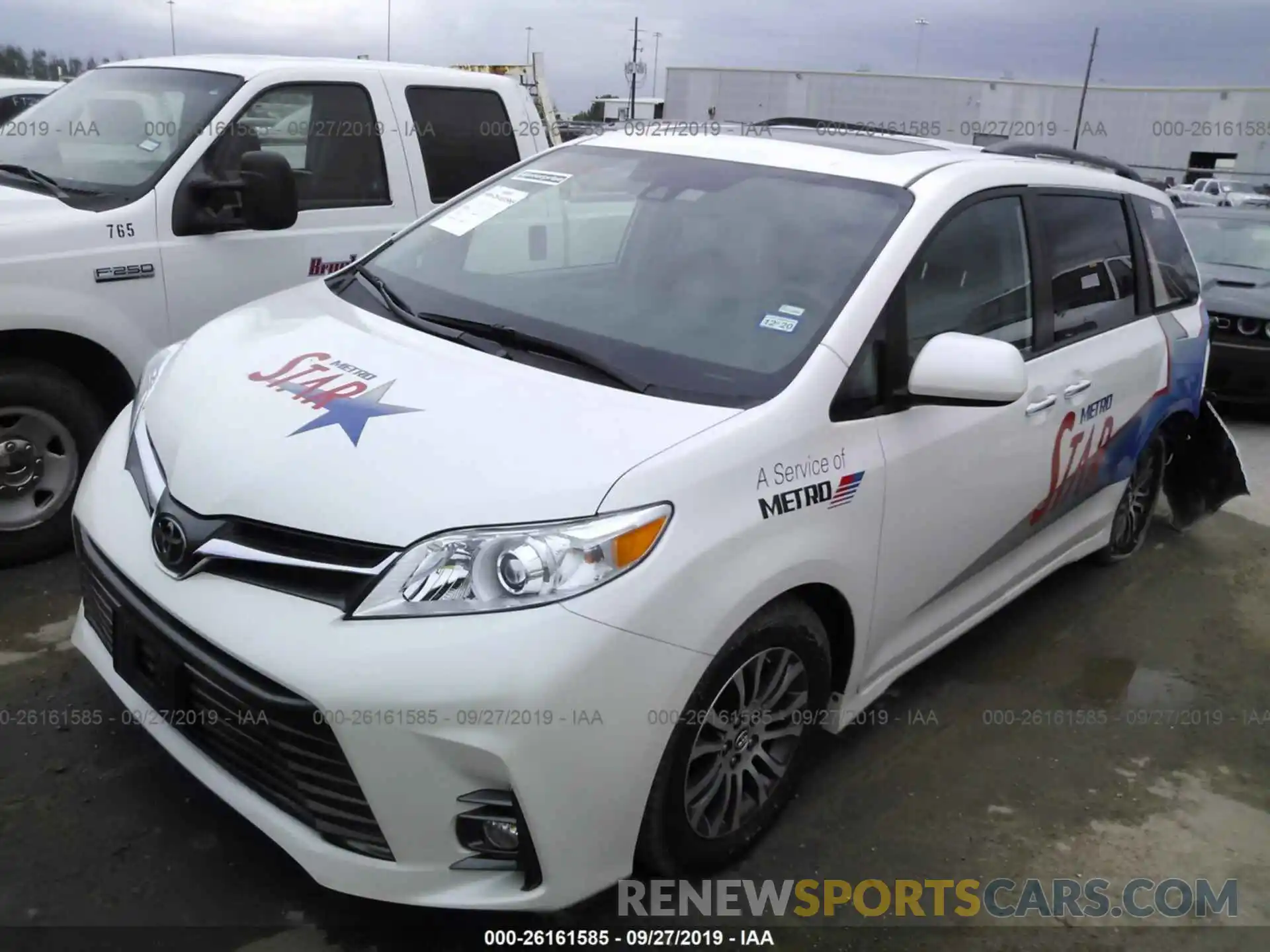 2 Photograph of a damaged car 5TDYZ3DC5KS002244 TOYOTA SIENNA 2019