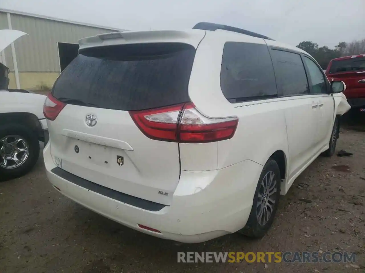 4 Photograph of a damaged car 5TDYZ3DC5KS002289 TOYOTA SIENNA 2019