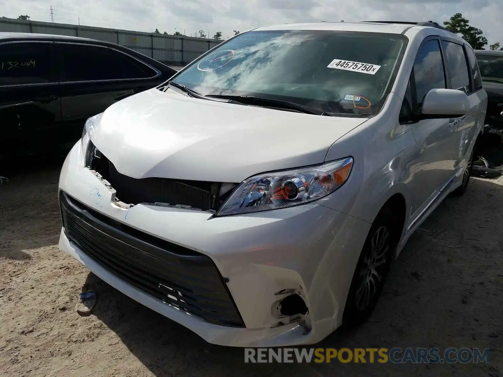 2 Photograph of a damaged car 5TDYZ3DC5KS003099 TOYOTA SIENNA 2019