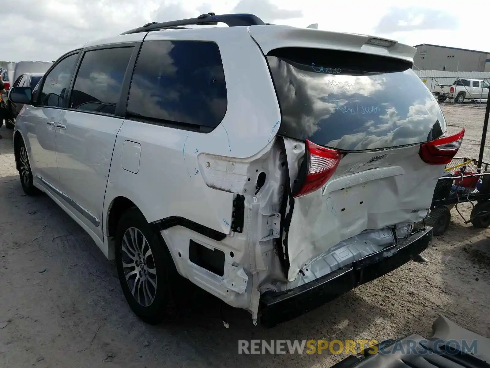 3 Photograph of a damaged car 5TDYZ3DC5KS003099 TOYOTA SIENNA 2019