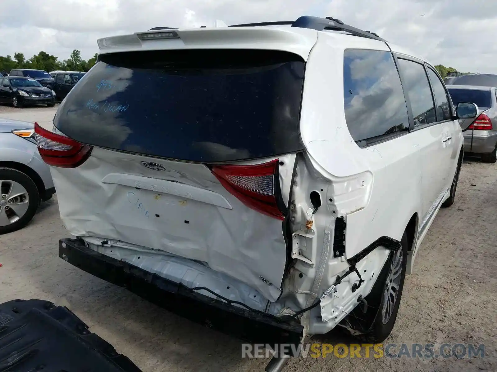 4 Photograph of a damaged car 5TDYZ3DC5KS003099 TOYOTA SIENNA 2019