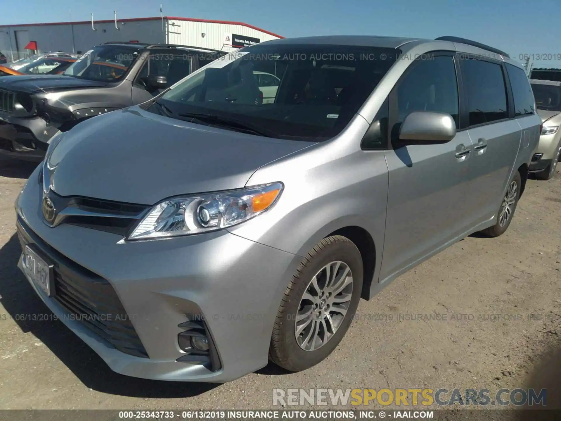 2 Photograph of a damaged car 5TDYZ3DC5KS003443 TOYOTA SIENNA 2019